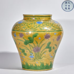 Ming Wanli Period Yellow-Ground Tricolor Lotus Pond Crane Pattern Jar