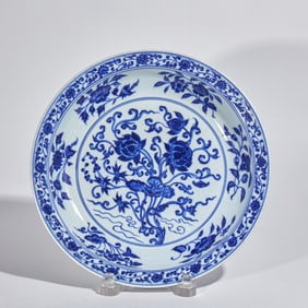 Ming Dynasty Blue and White Plate with Interlocking Flower Patterns