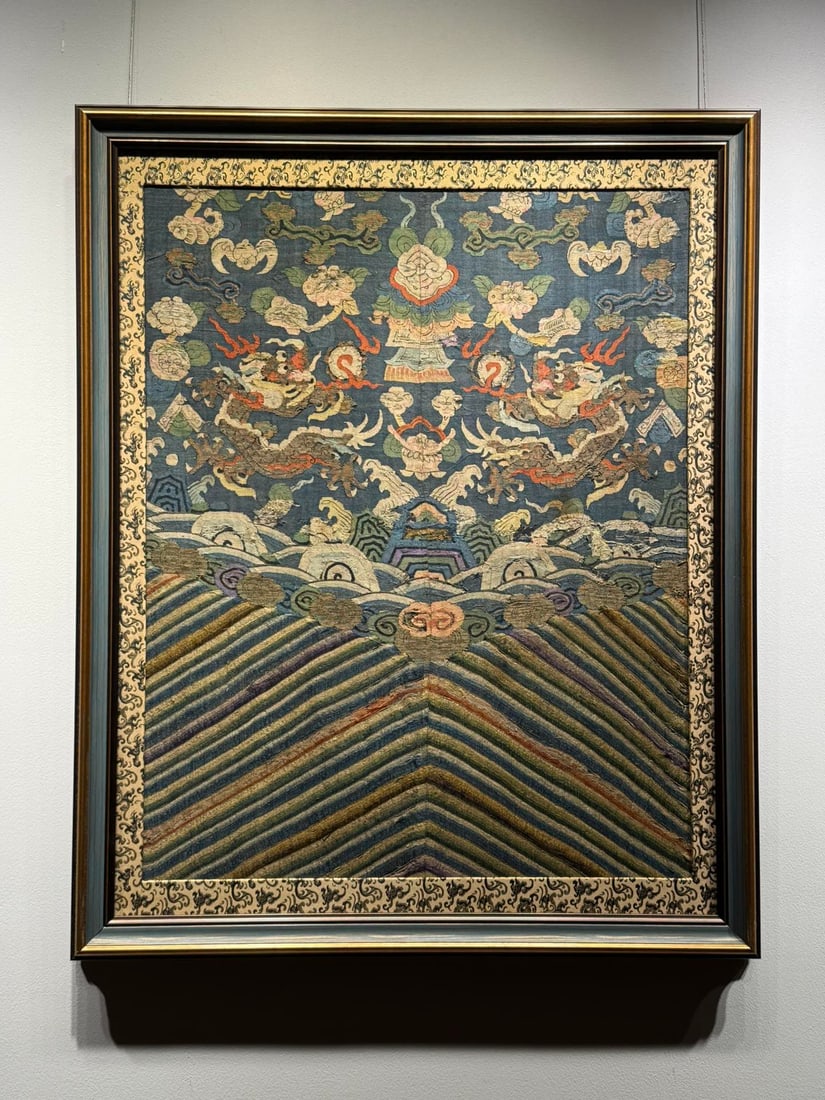Mid-Qing Dynasty Brocade Kesi "Two Dragons Presenting Longevity": Mid-Qing Kesi Robe Fabric "Two Dragons Presenting Longevity," height 98cm, width 79cm. Woven on silk (satin ground) with "colored silk threads" using the "kesi" technique. Employing the "warp-through