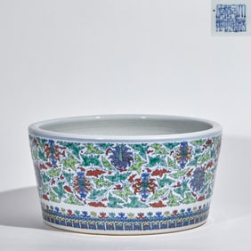 A Qing Dynasty Qianlong polychrome porcelain vase with continuous floral patterns