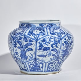 Blue and white flower-patterned octagonal jar of the Yuan Dynasty