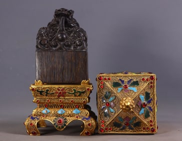 One Box of Filigree Gilt Seals with Dragon Knobs Inlaid with Old Ox Horns