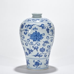 Yuan Dynasty Blue and White Meiping Vase with Interlocking Floral Pattern