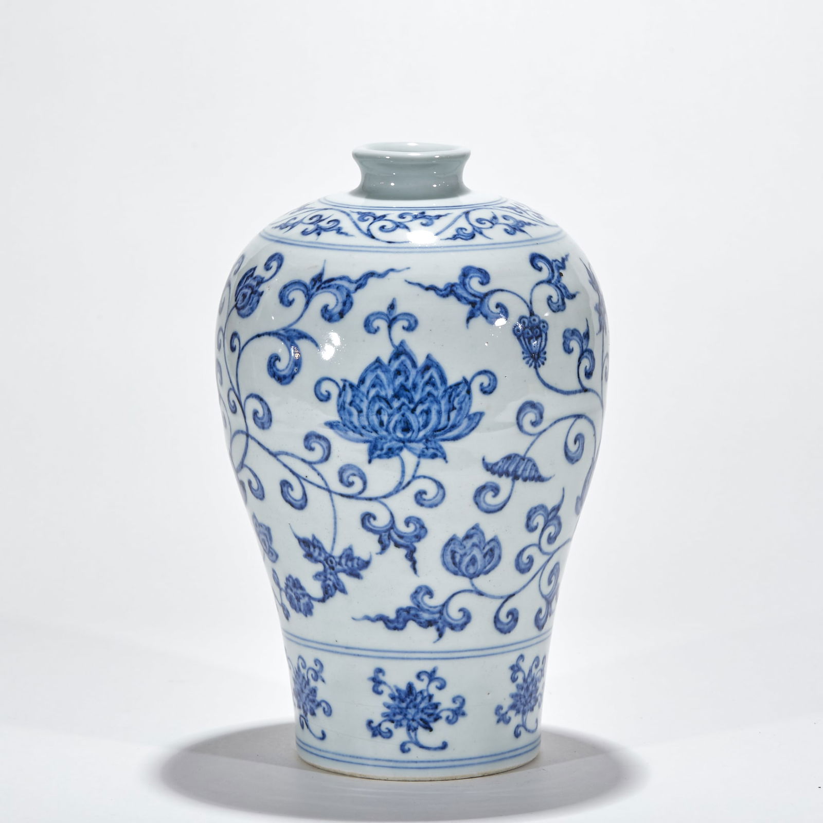 Yuan Dynasty Blue and White Meiping Vase with Interlocking Floral Pattern