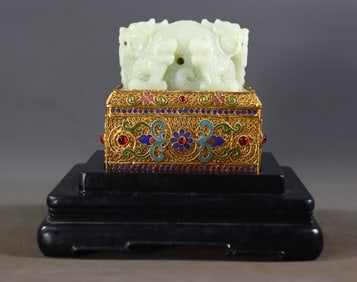 One Hetian Jade Seal with Double Dragon Motifs, Clad in Gold and Inlaid with Gems