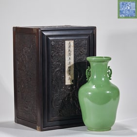 Qing Qianlong Apple Green Glaze Double-eared Vase