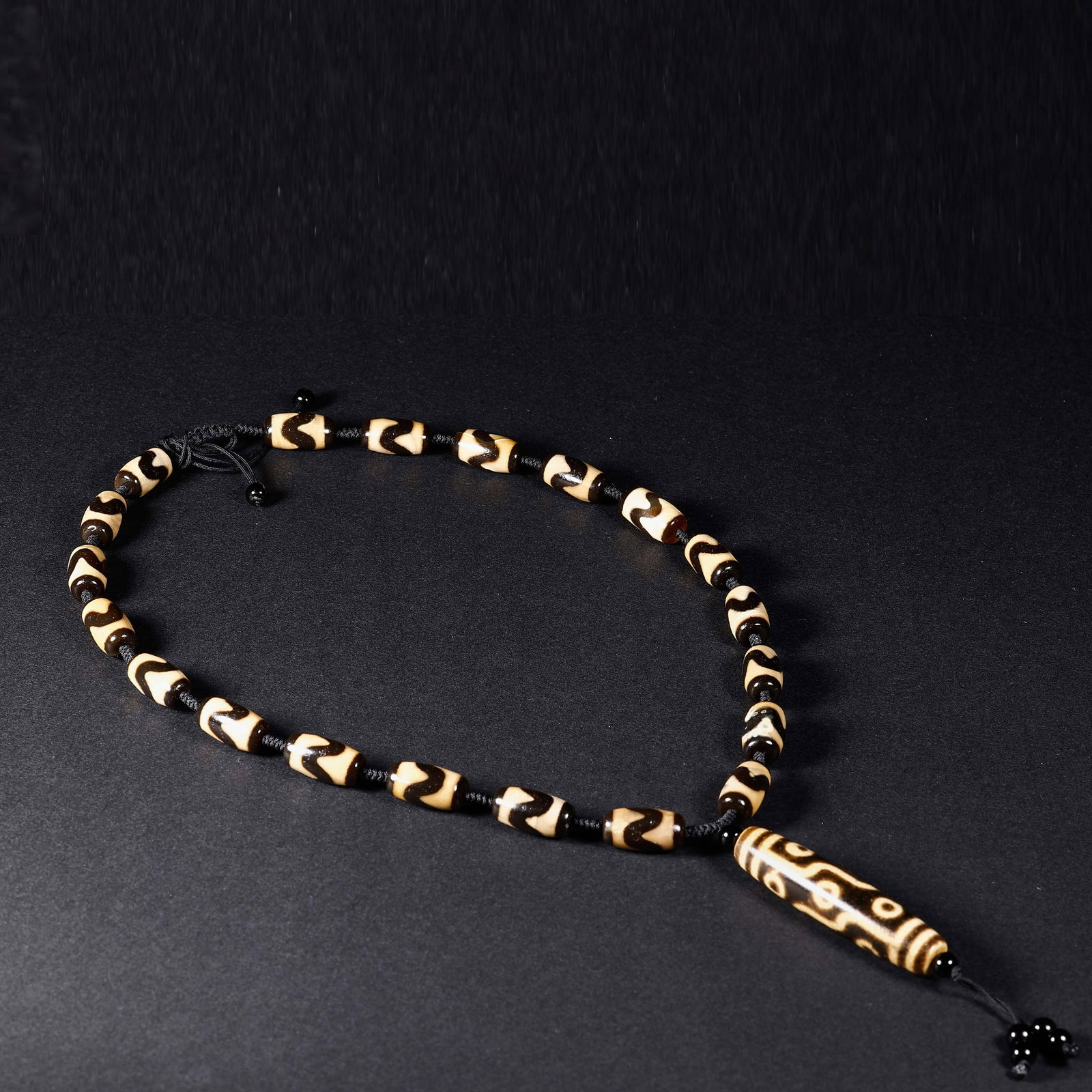 Zhichun (Highest Quality) Dzi Bead Necklace: Zhichun (Highest Quality) Dzi Bead NecklaceH. 6 cm.W. 1.5 cm.weight.82 grams