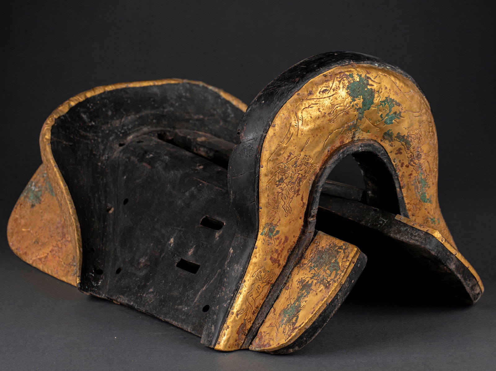 Saddle with Engraved "Hu People on Horseback" Scene: Gilt Bronze Saddle with Engraved "Foreign Horseman" Motifs Made of gilt bronze with engraved craftsmanship, this saddle measures 26 cm in height, 27 cm in length and 34 cm in width; the "Foreign