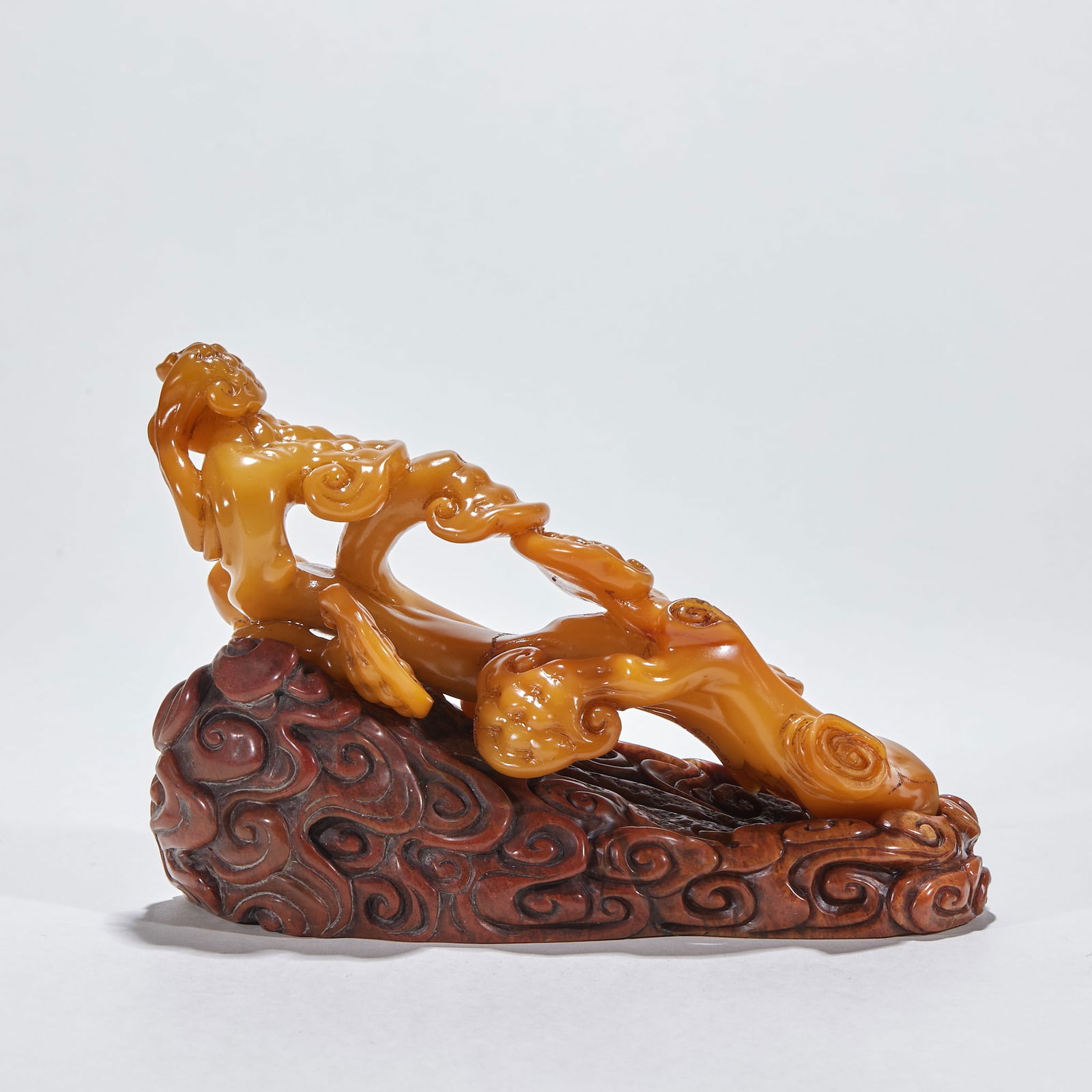 Shoushan Tianhuang Stone Lingzhi Ornament: Shoushan Tianhuang Stone Lingzhi Ornament: Material is Shoushan Tianhuang stone, carved into a lingzhi shape via round carving technique, height 11cm, length 15.5cm, width 6cm, cultural value: