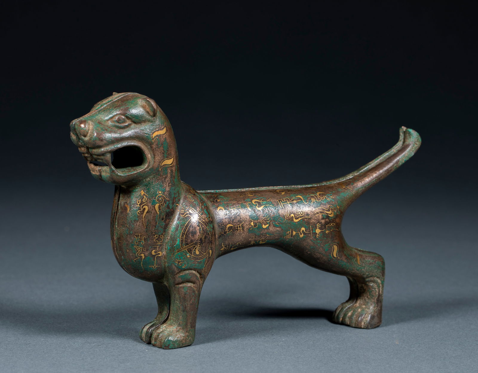 Pre?Ming Gold and Silver Inlaid Tiger Tally: Pre-Ming Gold & Silver Inlaid Tiger Tally: Material is bronze, made via gold and silver inlaid inscriptions and patterns, specifications height 11cm, length 17.5cm, width 3.8cm, weight 1236g, cultural