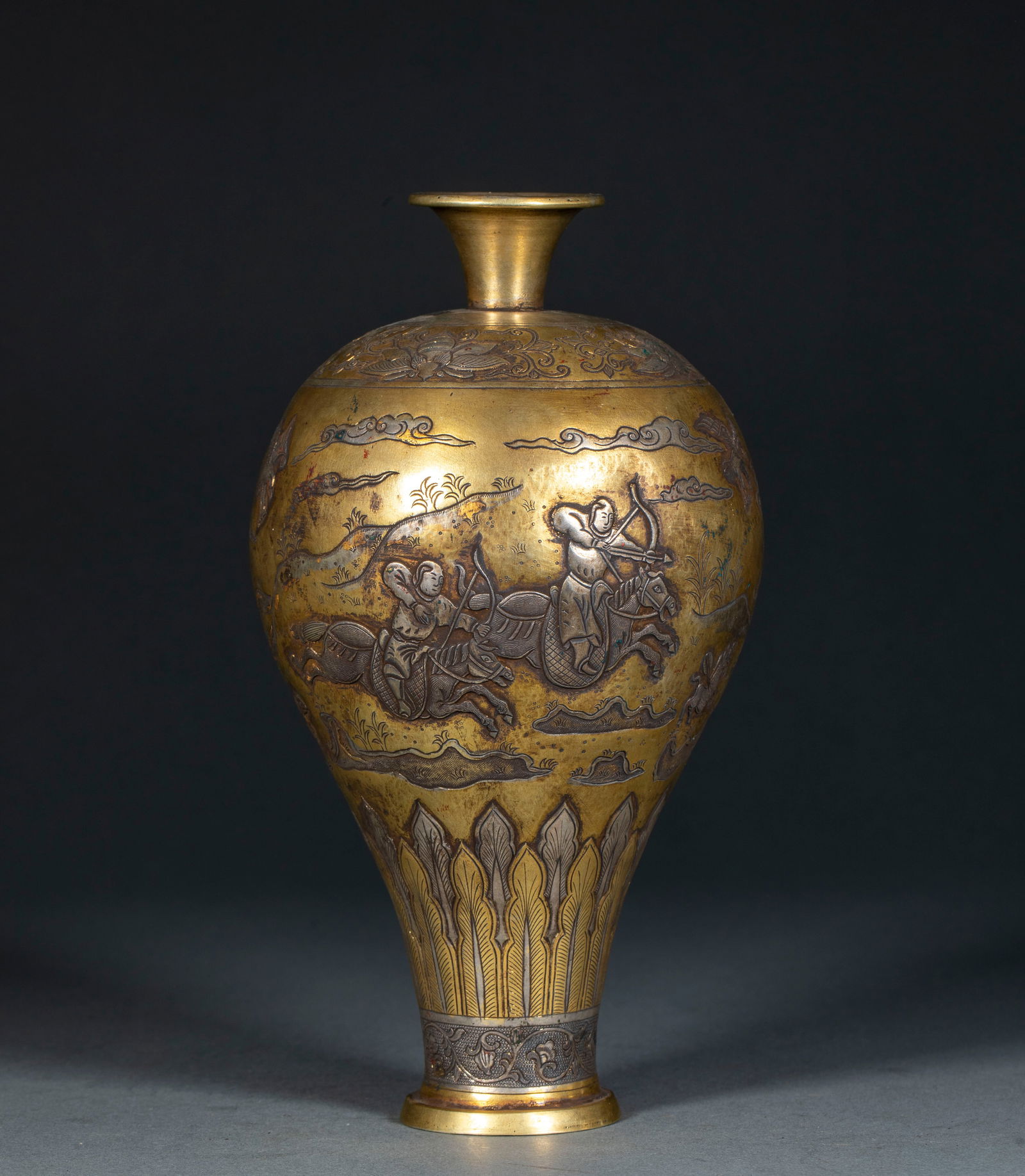 Gilt Silver Appreciation Vase with Hunting Scene: Gilt Silver Appreciation Vase with Hunting Scene: Made of silver as the body, carved with hunting scenes via hammering and chiseling techniques and then gilded, featuring full shape and vivid patterns