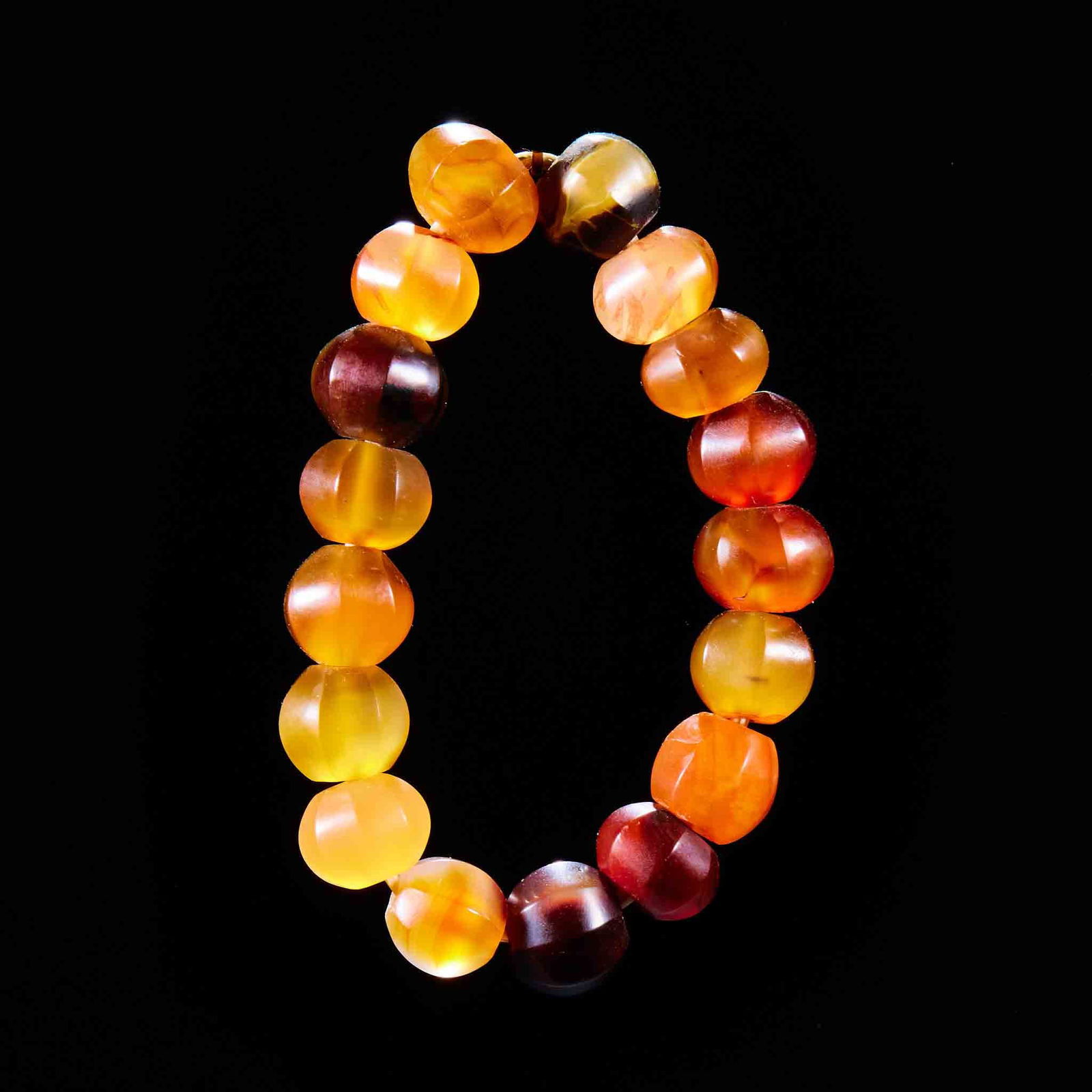 Agate Bracelet: Agate Bracelet: Material is natural agate, made into multi-faceted beads via grinding and stringing techniques, single bead height 1.2cm, length 1.5cm, width 1.5cm, total weight 58g, the agate