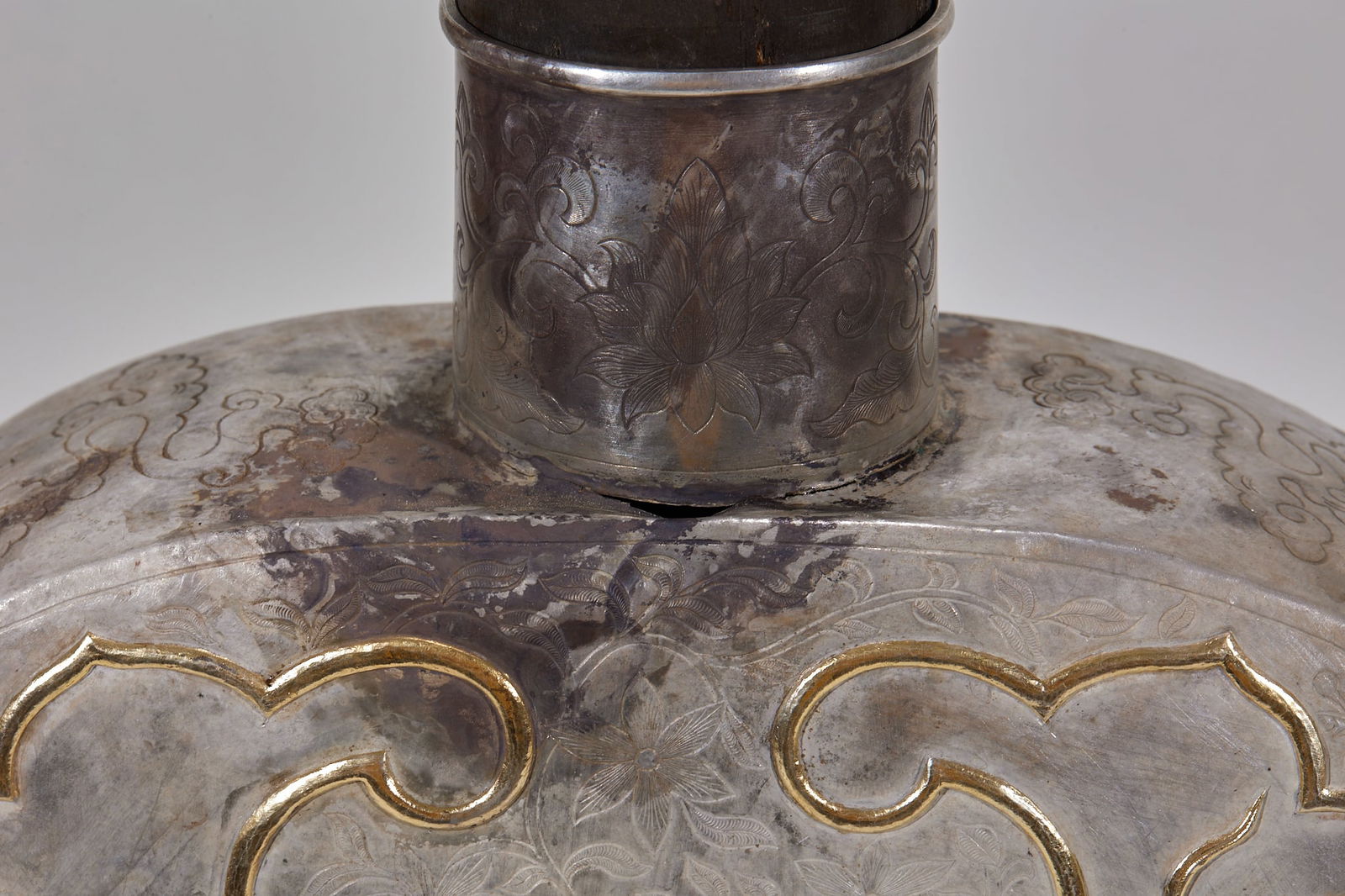 Solid Gilt Silver Vase with Dragon Pattern - 9