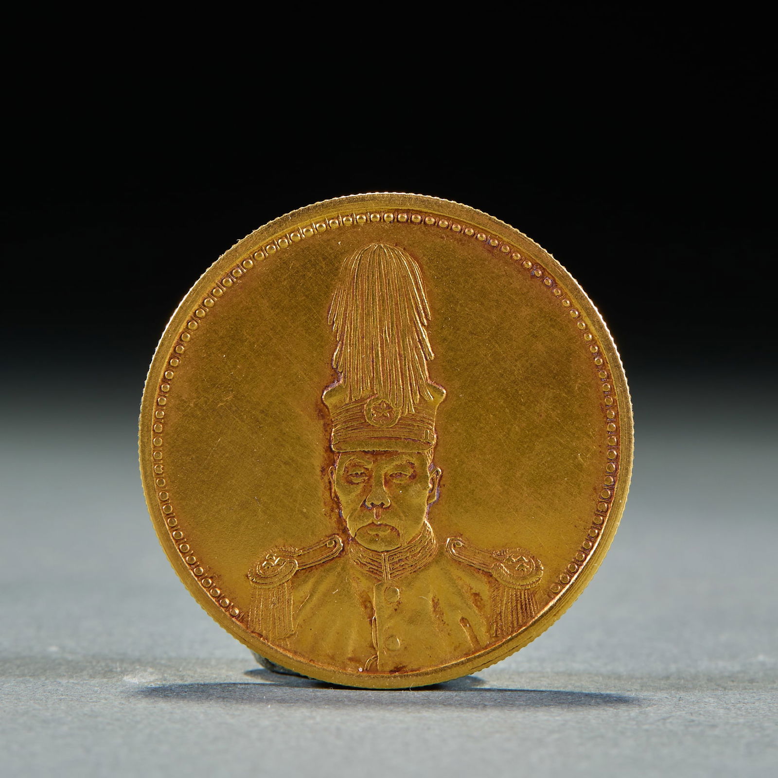 Gilt Silver Commemorative Coin of Yuan Shikai: Gilt Silver Commemorative Coin of Yuan Shikai: Made of pure silver via gilt craftsmanship, embossed with Yuan Shikai's military uniform statue, regular shape and natural patina, specifications