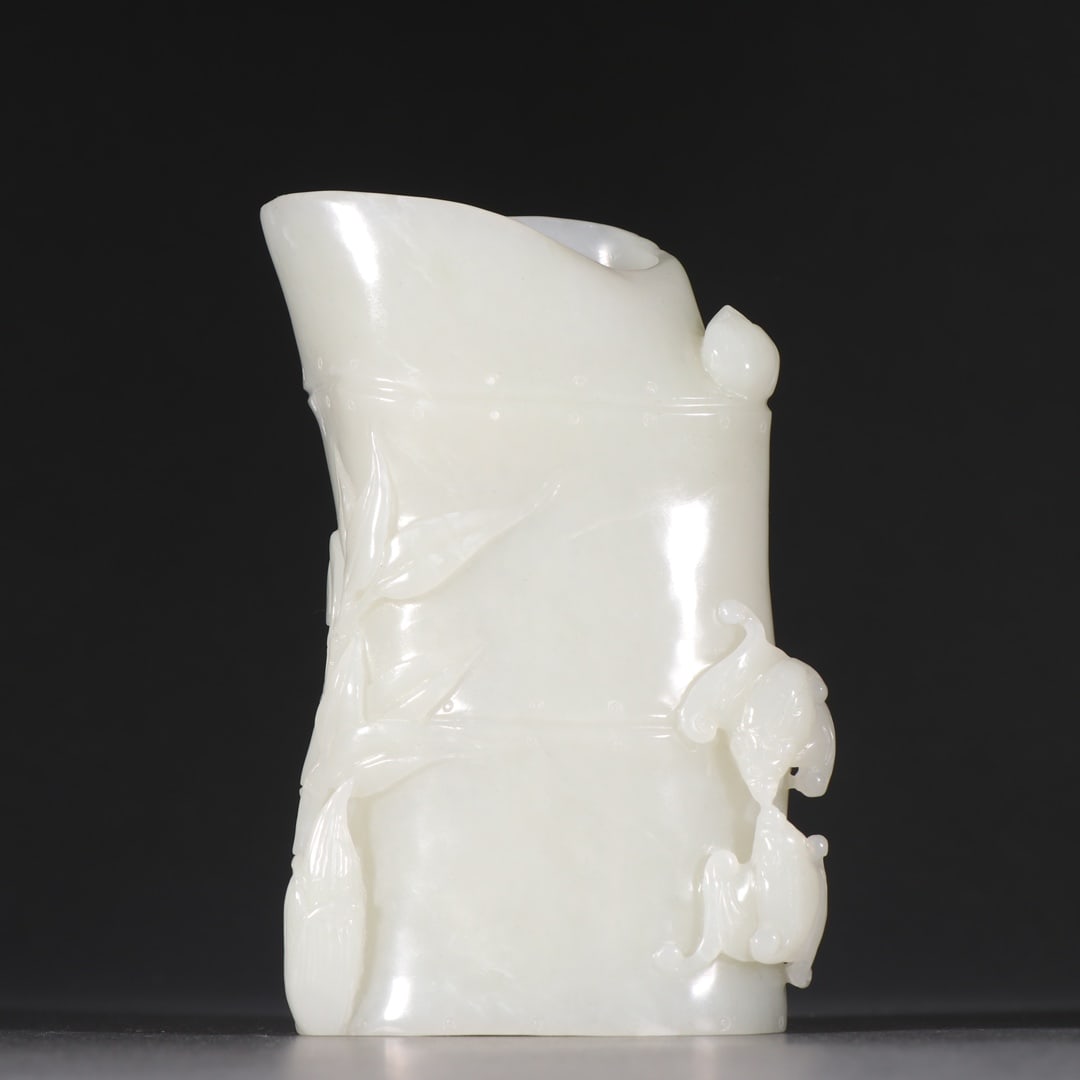 Qing Hetian Jade Bamboo-Shaped Brush Pot: Qing Hetian Jade Bamboo-Shaped Brush Pot: Made of Hetian white jade via relief craftsmanship, carved into bamboo shape, supplemented by bat and longevity peach patterns, implying "steady progress and