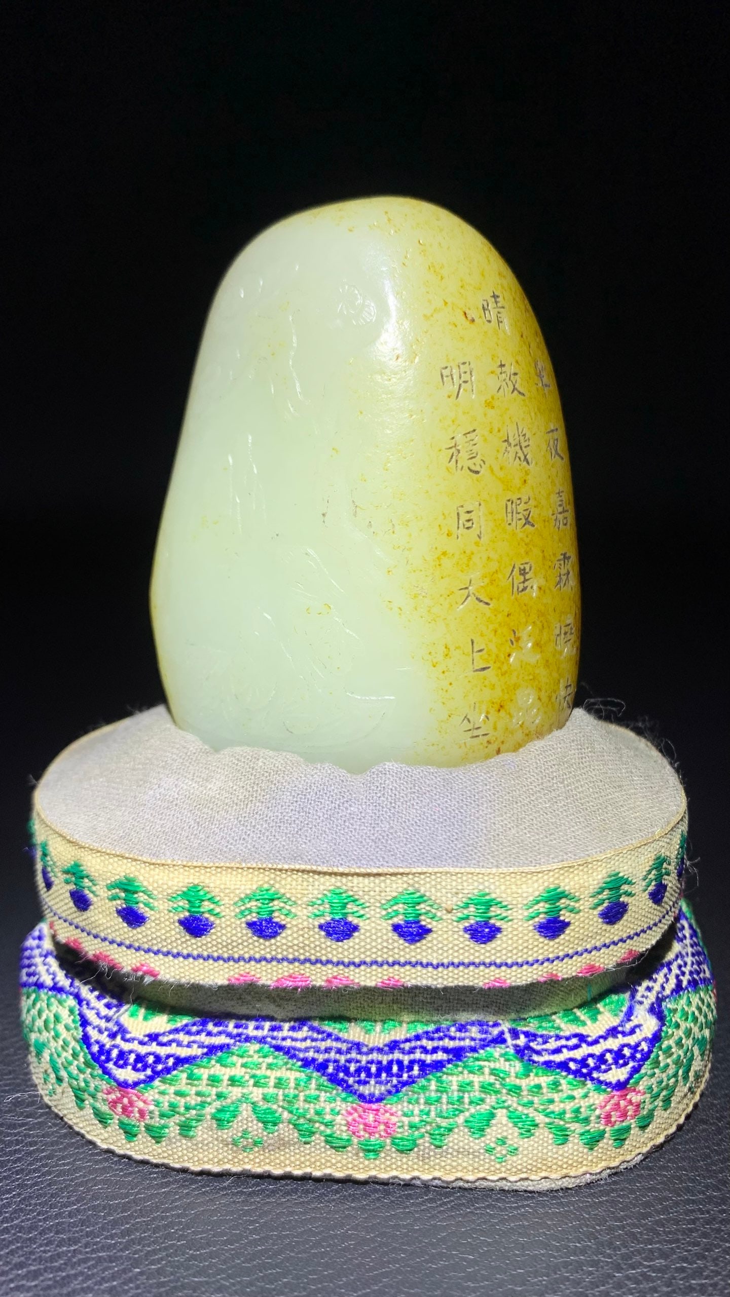 Hetian Seed Jade Rough Stone: Hetian Seed Jade Rough Stone: Material is natural Hetian seed jade, specifications length 7cm, width 6cm, thickness 3cm, weight 165.5g, Hetian seed jade with natural warm skin color and fine and