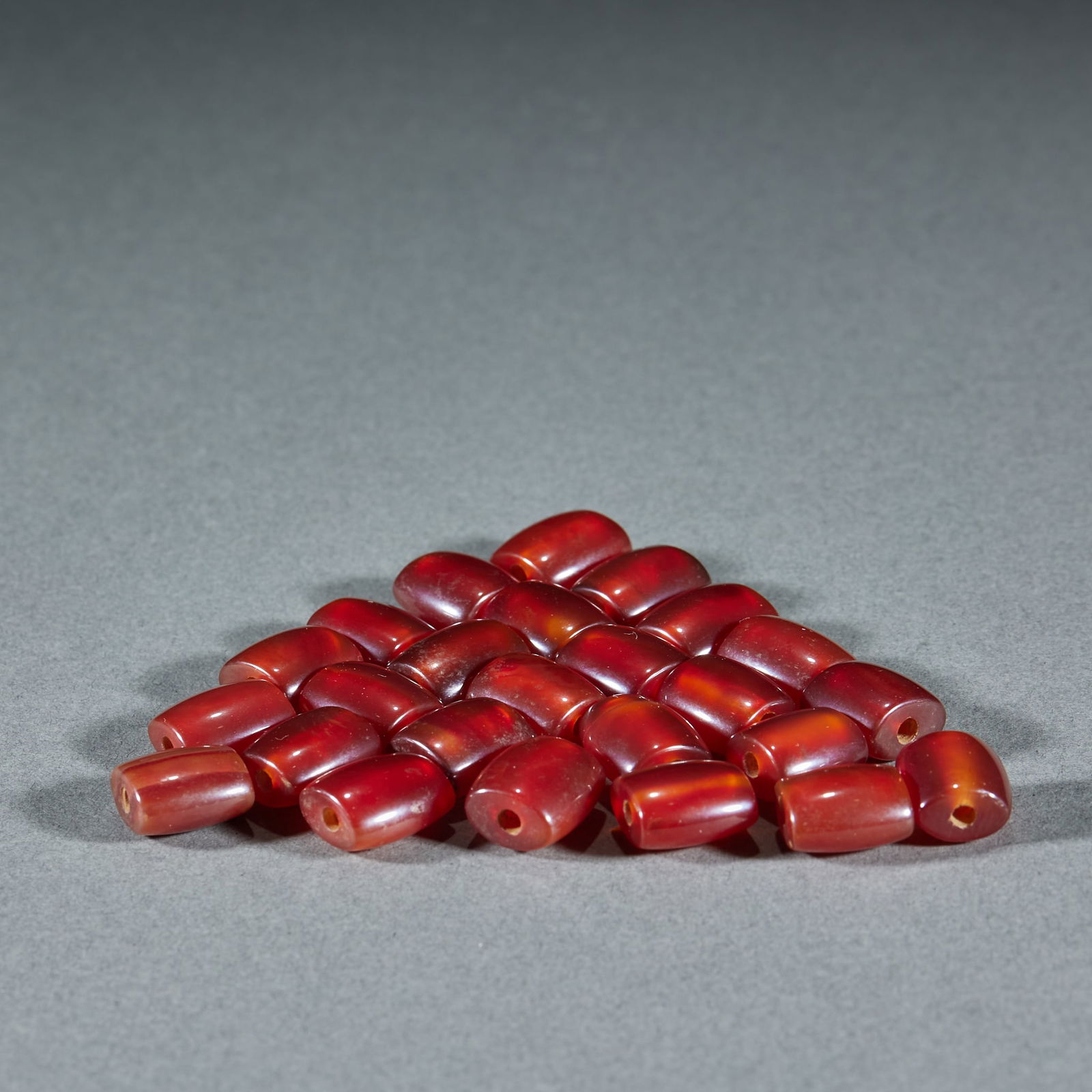 25 Corn-Shaped Agate Beads: Corn-Shaped Agate Beads: Material is natural agate, carved into corn shape via grinding technique, 25 pieces in total, specifications height 1.3cm, length 1.2cm, width 0.8cm, the corn shape is small