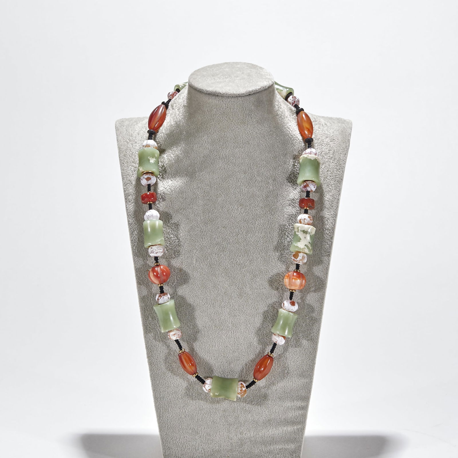 Hongshan Culture Roller Pendant with Agate Beads: Hongshan Culture Roller Pendant with Agate Beads: Taking Hongshan Culture ancient jade roller as the main body (roller length 2.3cm, width 1.8cm), strung with natural agate beads, simple and warm