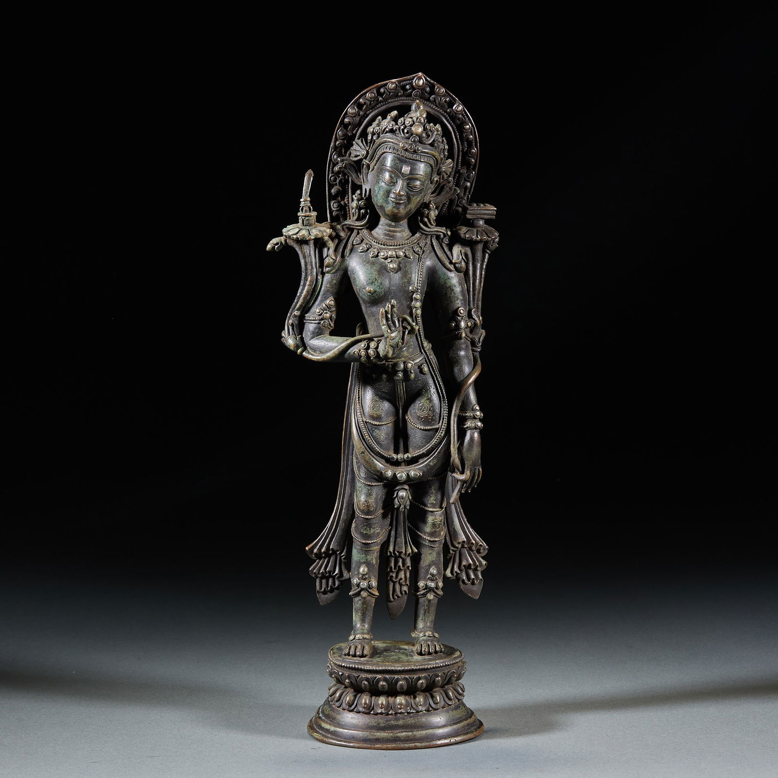 Alloy Copper Standing Tara Statue: Alloy Copper Standing Tara Statue: Statue height 32cm, length 10cm, width 8cm, net weight 1919g, cast in alloy copper, chiseled and polished in accordance with Tibetan Buddhist rituals, solemn Dharma