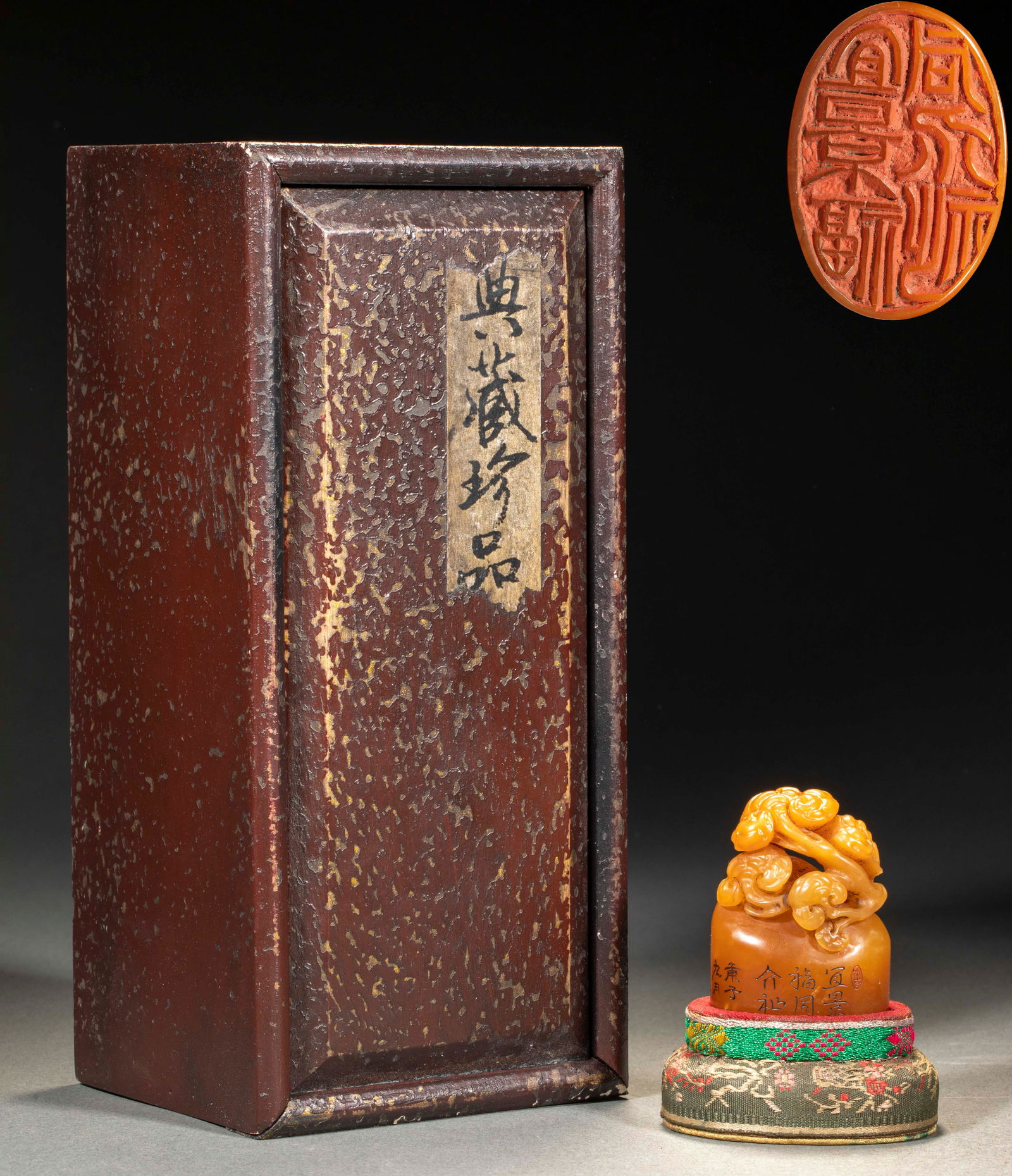 Tianhuang Stone Seal with Lingzhi Pattern: Tianhuang Stone Lingzhi Seal: Seal height 5cm, length 4cm, width 2.5cm, weight 85g, carved from precious tianhuang stone into lingzhi shape, warm and fine stone texture, exquisite carving, lingzhi