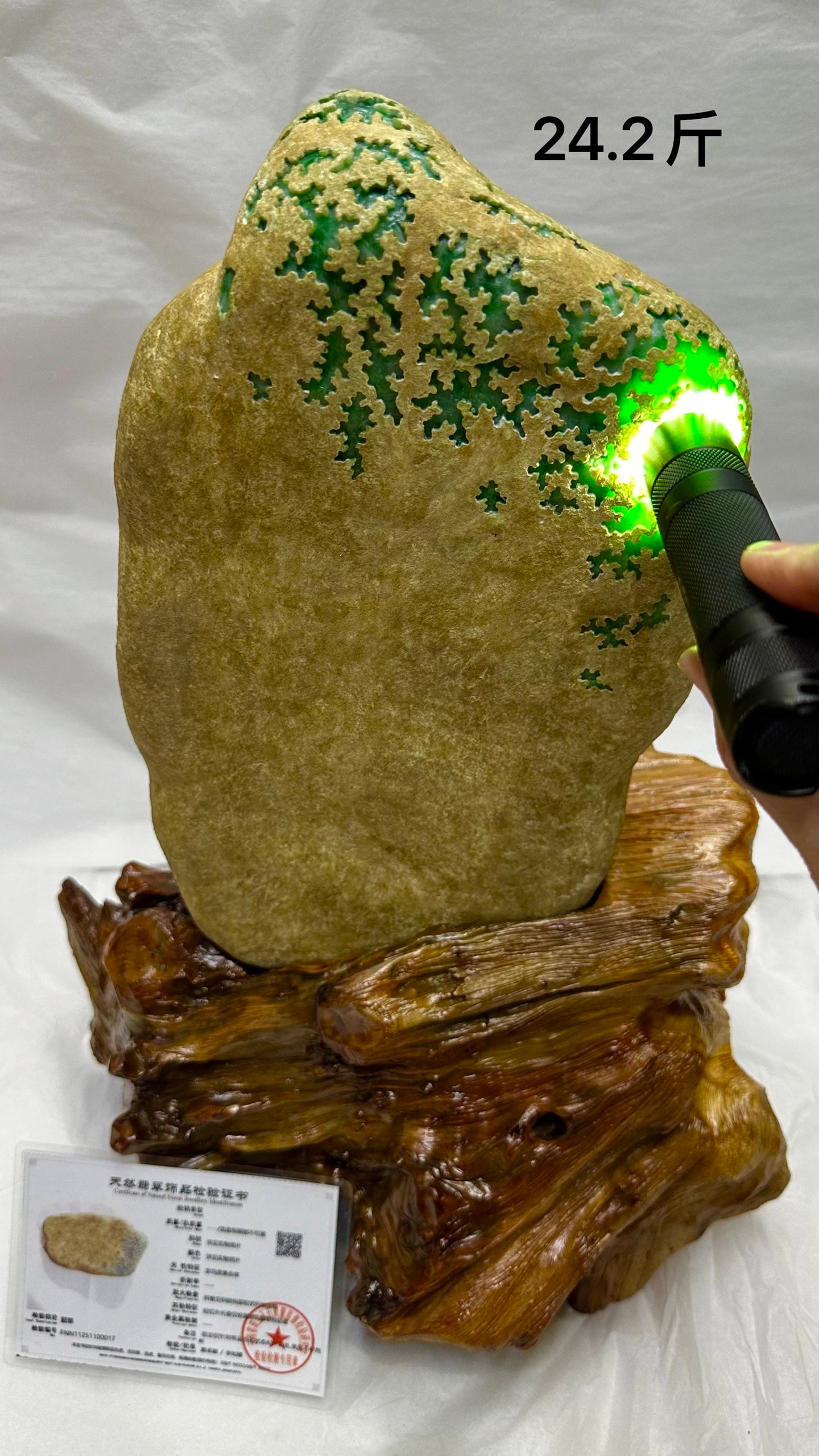 High Ice Full Green Jadeite Rough Stone: High Ice Full Green Jadeite Rough Stone: Material is high ice full green jadeite, complete natural rough stone shell, window showing rich and even green color, transparent texture and vivid color unde