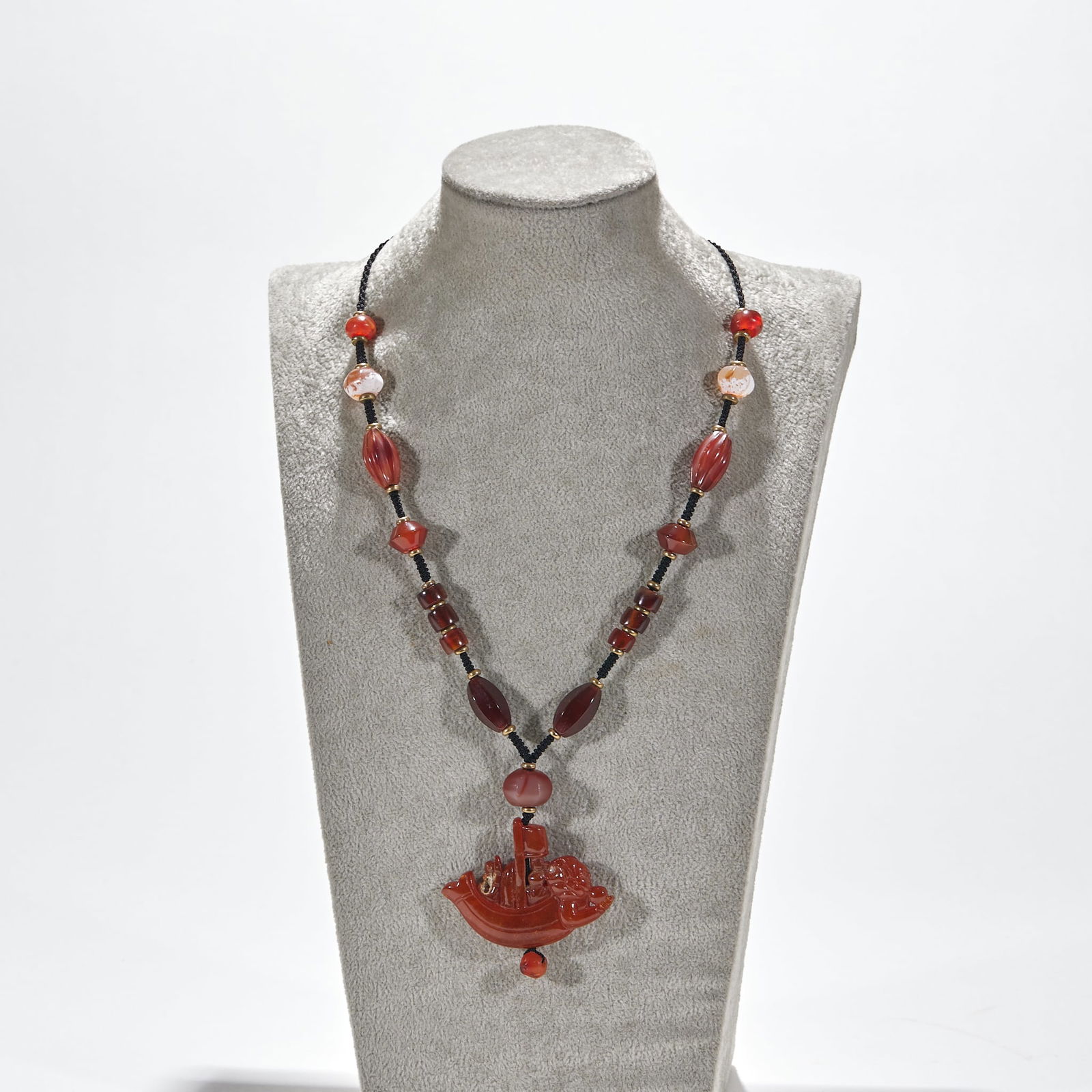 Amber Pendant with Agate Beads: Amber Pendant with Agate Beads: Taking amber as the main body carved into shape, strung with agate beads, amber length 5.7cm, width 4.4cm, warm amber texture and rich color, agate beads enhance the ov