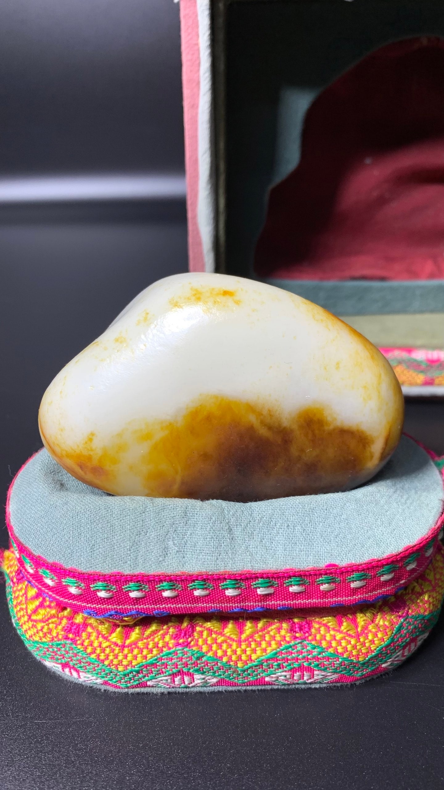 Hetian Seed Jade Rough Stone: Hetian Seed Jade Rough Stone: Material and craftsmanship: natural Hetian seed jade rough stone with natural skin color, white and fine jade, strong oily sense, full shape; specifications: length