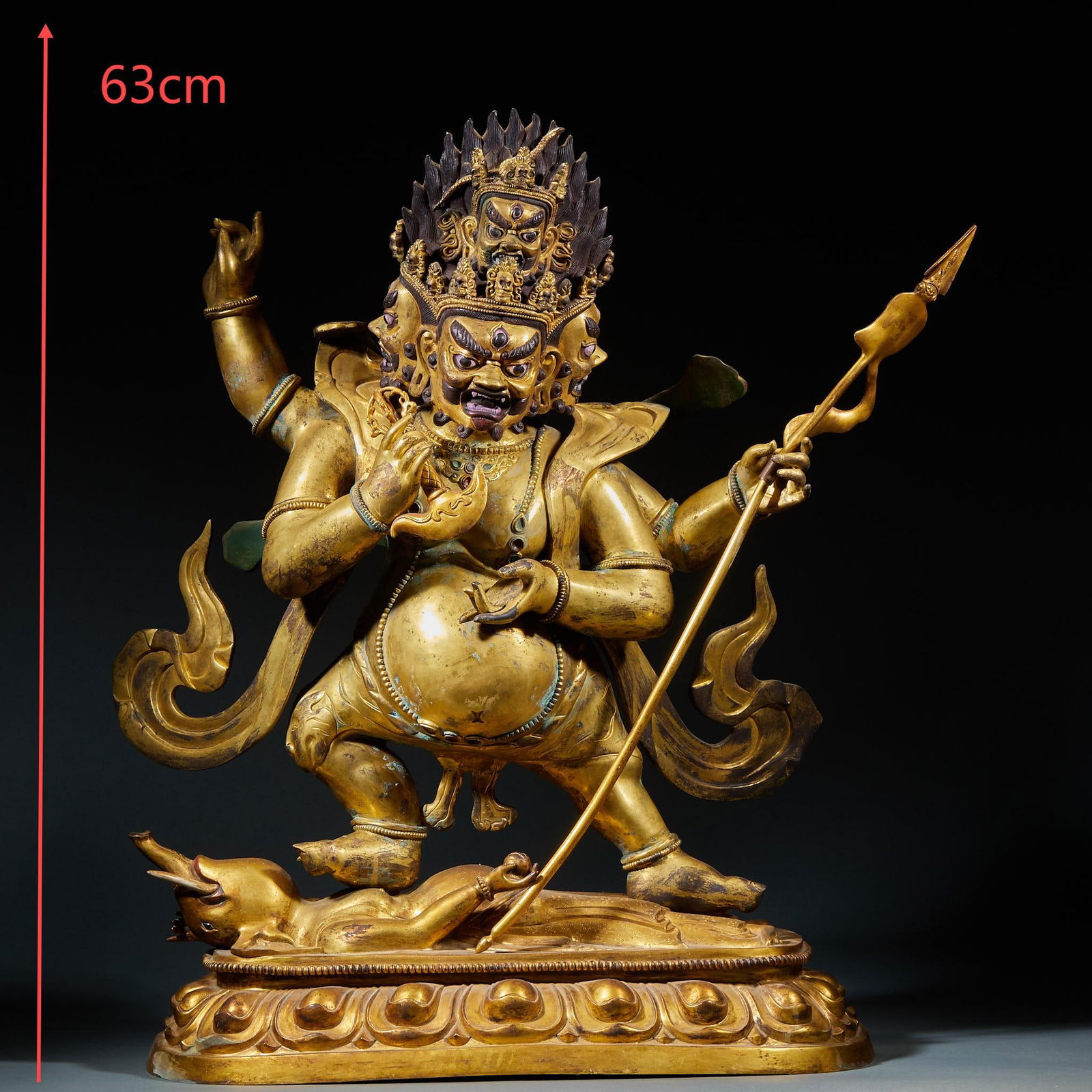 Qing Dynasty Gilt Bronze Dharma Protector Statue: Qing Dynasty Gilt Bronze Dharma Protector Statue: Material and craftsmanship: gilt bronze casting, majestic Dharma protector statue decorated with jewelry and ornaments, thick gilt, exquisite