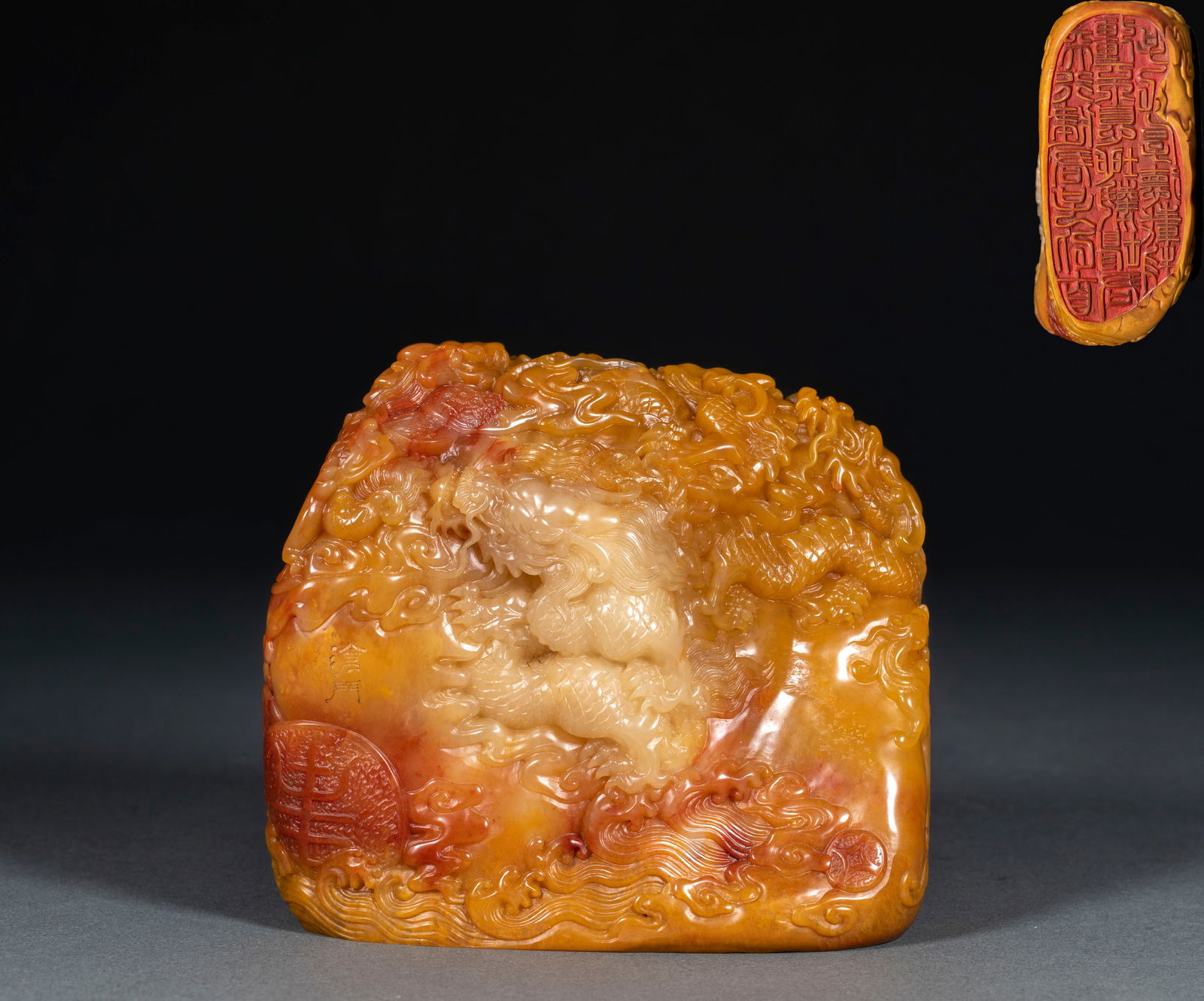 Tianhuang Stone Seal Dragon Playing Pearl: Tianhuang Stone Seal with Dragon Playing Pearl: Material and craftsmanship: carved from a solid piece of Tianhuang stone into dragon playing pearl knob, warm and oily stone, golden and transparent