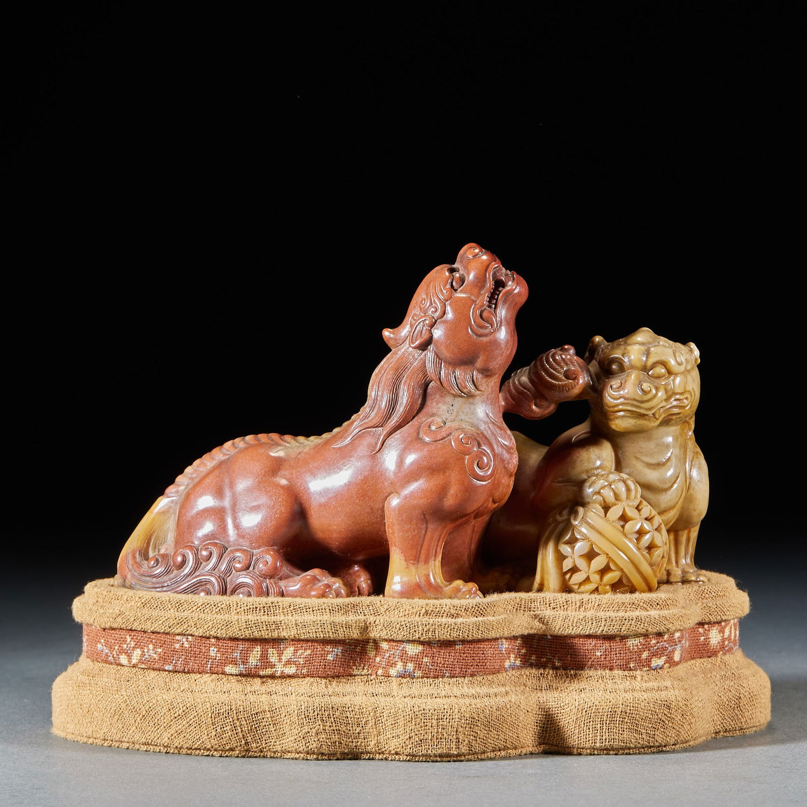 Shoushan Stone Ornament Lion Playing with Ball: Shoushan Stone Ornament of Lion Playing with Ball: Material and craftsmanship: carved from a solid piece of Shoushan stone, lion playing with ball theme, warm and fine stone, exquisite carving lines;