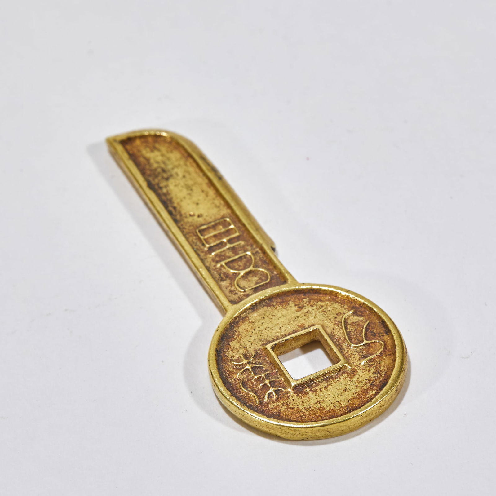 Gilt Bronze Knife Coin Yi Dao Ping Wu Bai: Gilt Bronze Knife Coin of "Yi Dao Ping Wu Bai": Material and craftsmanship: gilt bronze casting, imitating Xin Mang "Yi Dao Ping Wu Bai" shape, clear and neat characters; specifications: length 55cm,