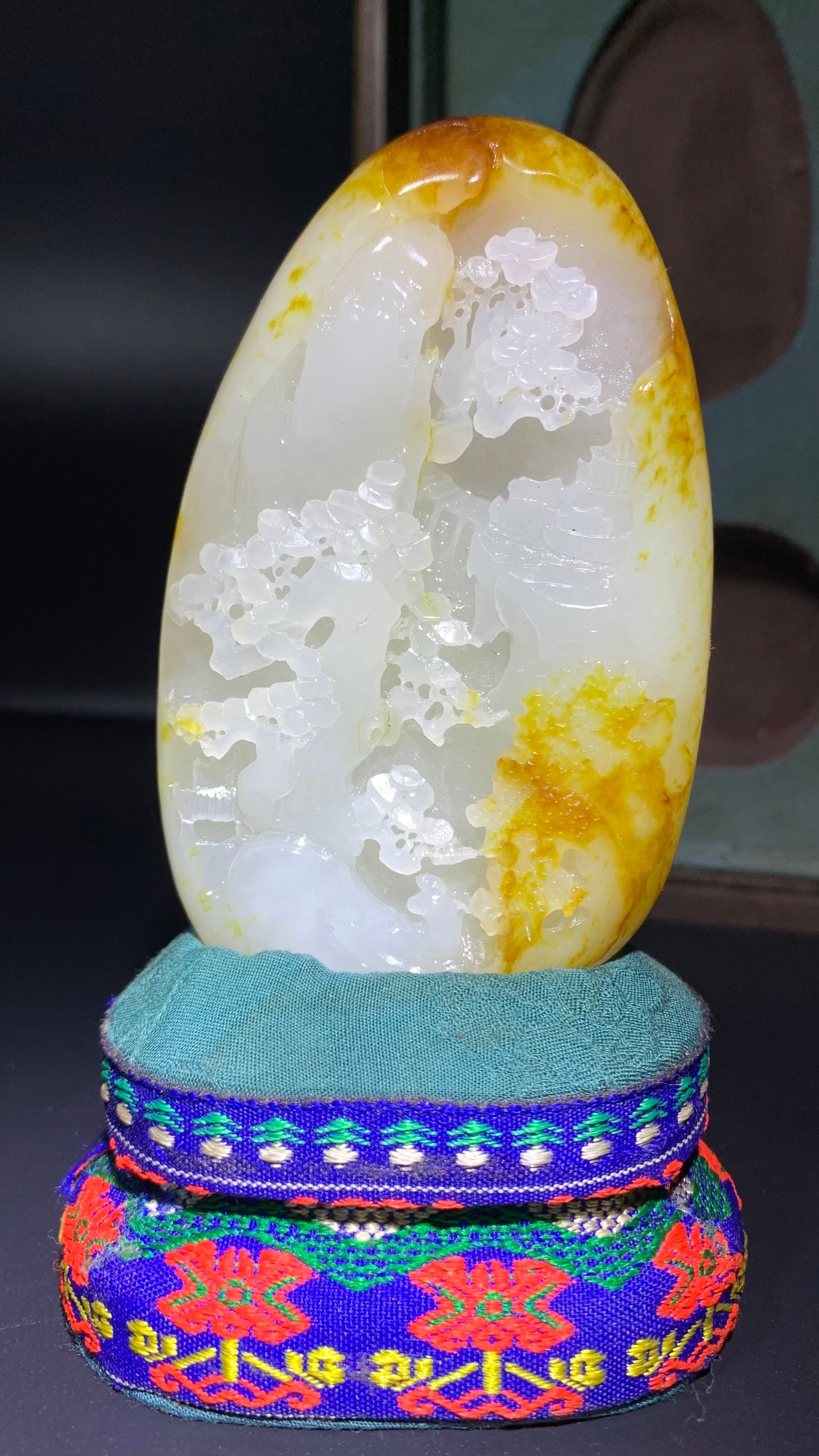 Hetian Jade Mountain Ornament: Hetian Jade Mountain Ornament: Material and craftsmanship: Hetian jade, skillfully carved landscape and pavilions using natural skin color, delicate carving, distinct layers; specifications: height