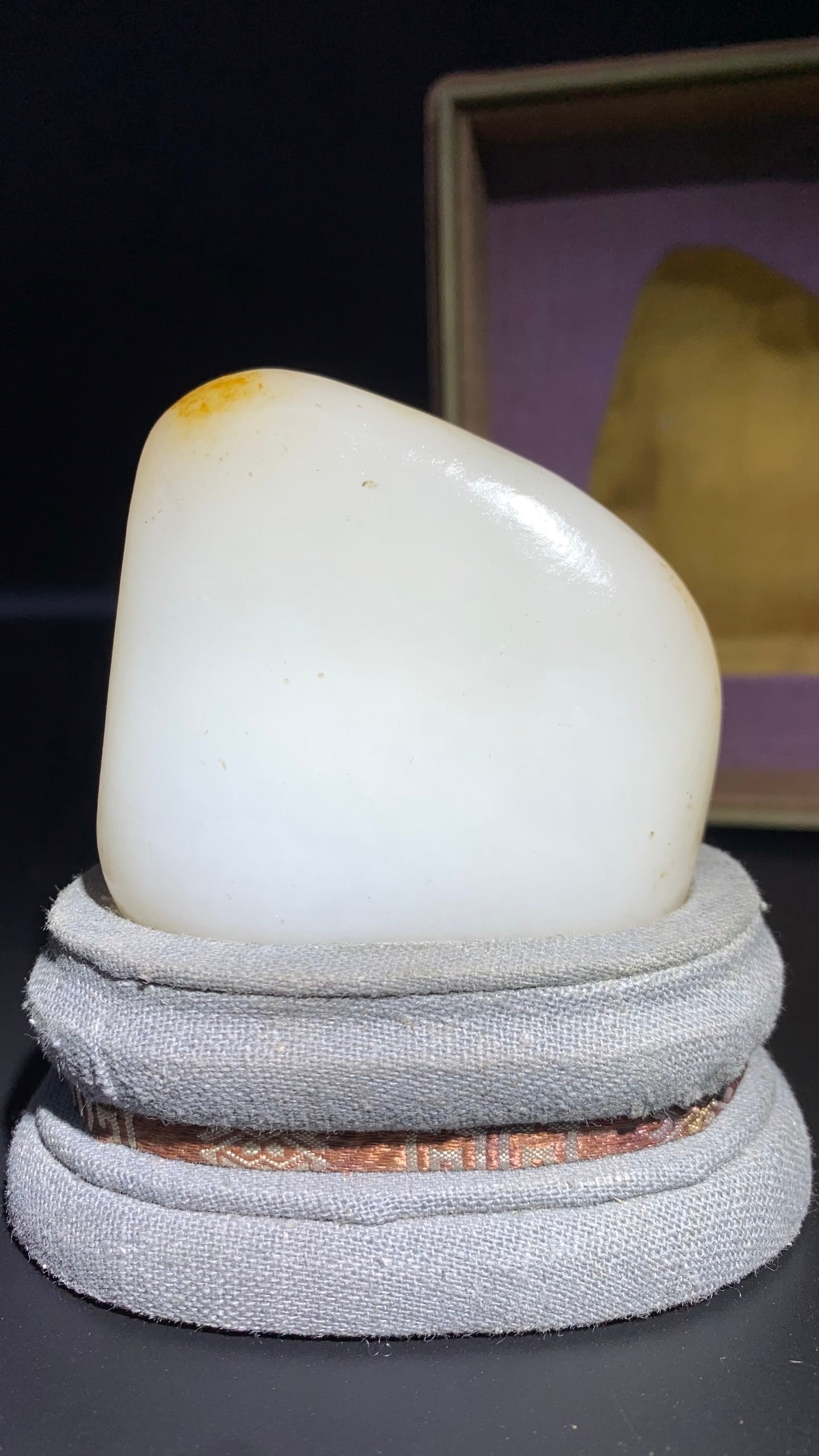 Hetian Seed Jade Rough Stone: Hetian Seed Jade Rough Stone: Material and craftsmanship: Hetian seed jade, fine and oily texture, natural skin color; specifications: length 6.8cm, width 7.5cm, thickness 3.6cm, weight 332g;