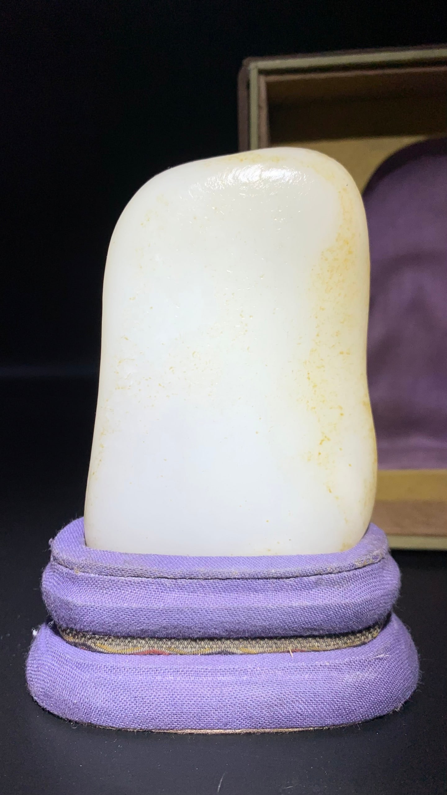 Hetian Seed Jade Rough Stone: Hetian Seed Jade Rough Stone: Material and craftsmanship: Hetian seed jade, pure texture, elegant skin color; specifications: length 9.6cm, width 6.7cm, thickness 2.5cm, weight 315.6g; cultural