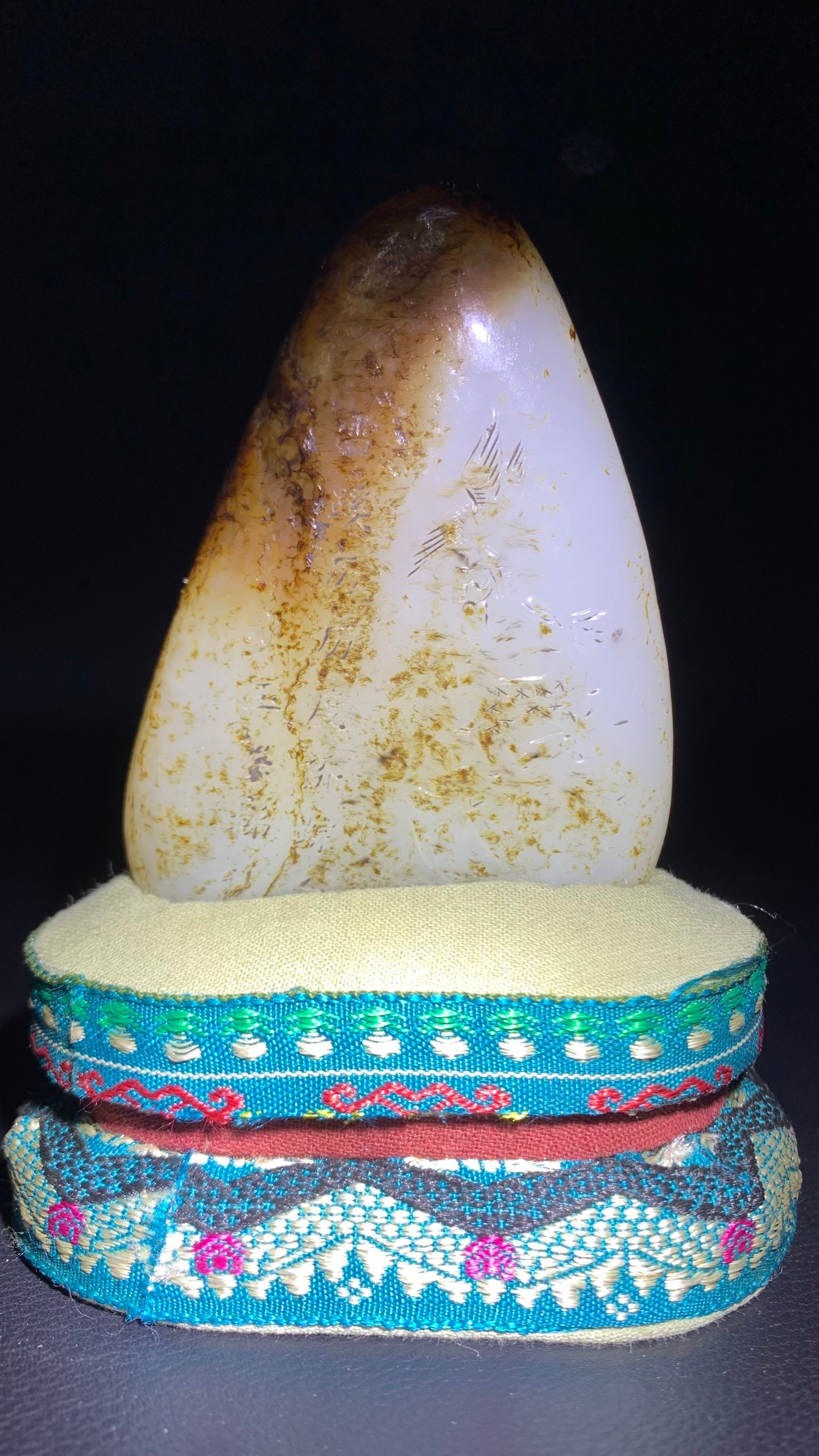 Hetian Seed Jade Rough Stone: Hetian Seed Jade Rough Stone: Material and craftsmanship: Hetian seed jade, fine texture, natural skin color distribution; specifications: length 9.2cm, width 6.5cm, thickness 2cm, weight 216g;