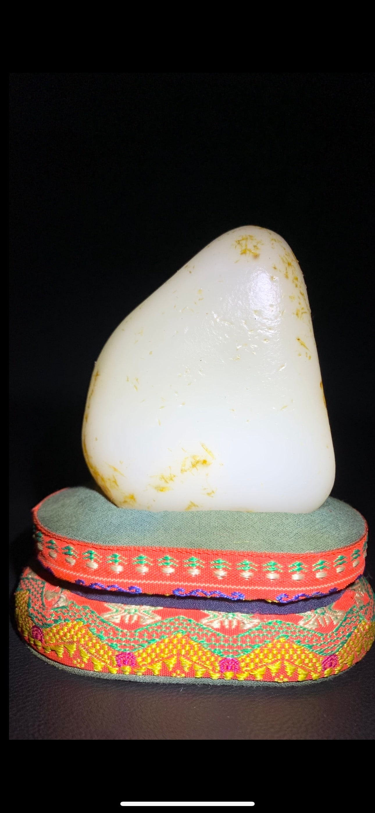 Hetian Seed Jade Rough Stone: Hetian Seed Jade Rough Stone: Material and craftsmanship: Hetian seed jade, oily texture, rich skin color; specifications: length 9cm, width 7.2cm, thickness 4.5cm, weight 482.6g; cultural value: