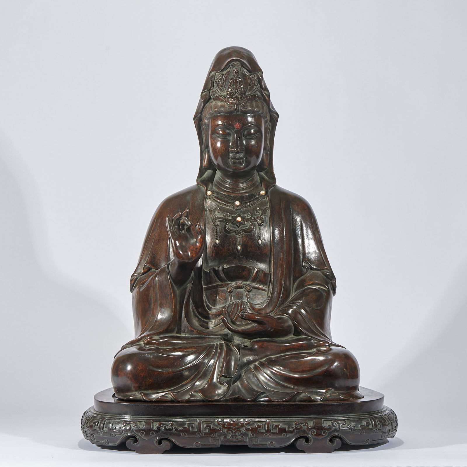 Agarwood Guanyin Statue: Agarwood Guanyin Statue: Material and craftsmanship: carved from a whole piece of agarwood, solemn and compassionate Guanyin statue, smooth and natural clothing lines, warm agarwood texture and