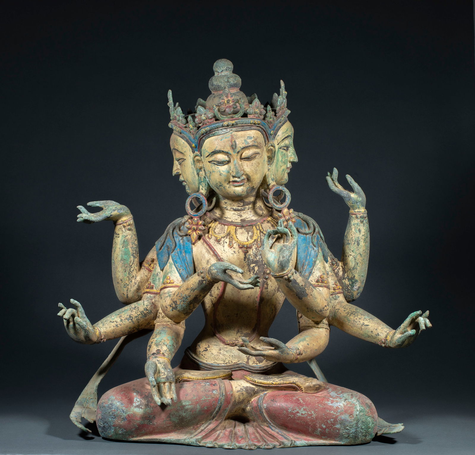 Pre-Ming Painted Bronze Eight-Armed Guanyin: Pre-Ming Painted Bronze Eight-Armed Guanyin: Material and craftsmanship: bronze cast with painted craft, solemn and compassionate eight-armed Guanyin statue, well-preserved painted decoration,
