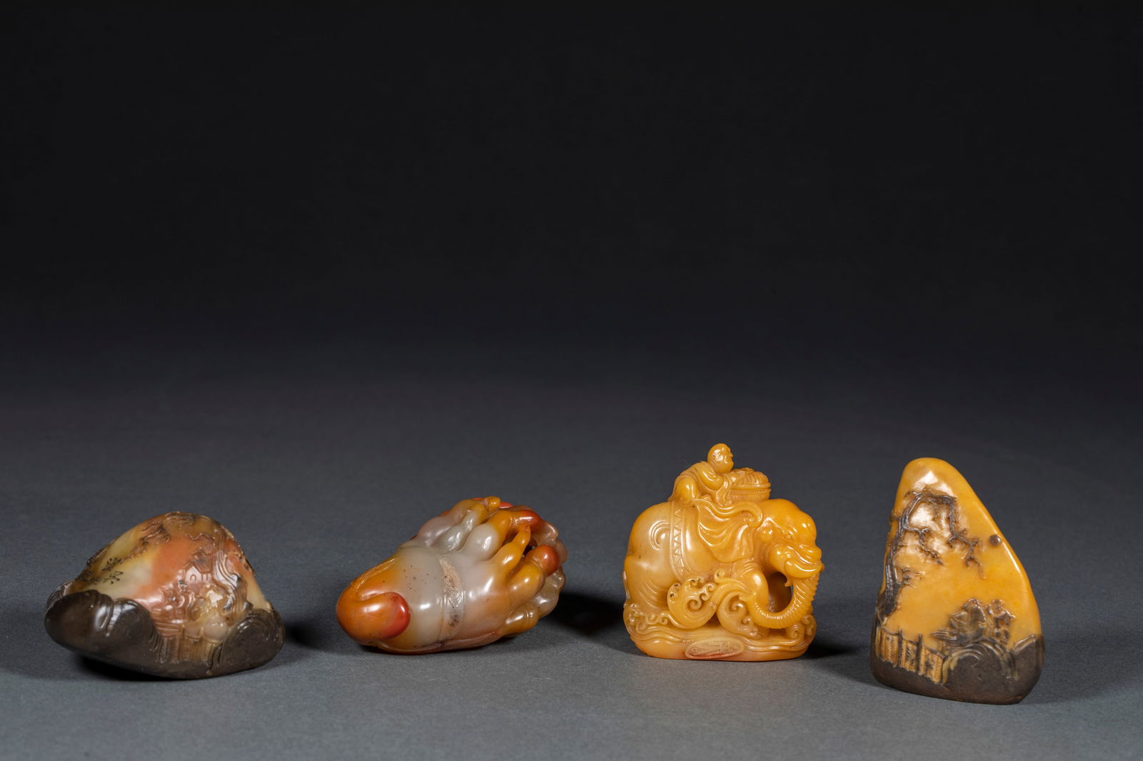 Set of Tianhuang & Shoushan Stone Buddha’s Hand Ornament & Seals, Collection of Wu Hufan: Set of Tianhuang & Shoushan Stone Buddha’s Hand Ornament Seals, Collected by Wu Hufan: Material and craftsmanship: carved from Tianhuang and Shoushan stone, exquisite and vivid Buddha’s hand