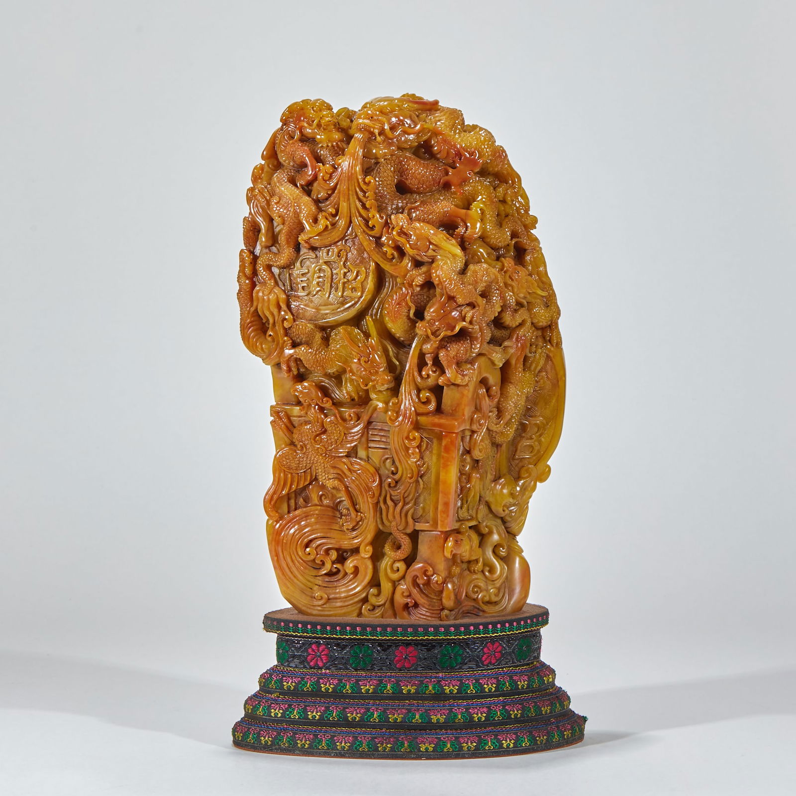 Tianhuang Stone Dragon Ornament of Attracting Wealth and Treasures: Tianhuang Stone "Attract Wealth and Treasures" Dragon Pattern Ornament: Material and craftsmanship: carved from a whole piece of Tianhuang stone, complicated and exquisite dragon pattern, "Attract Wea