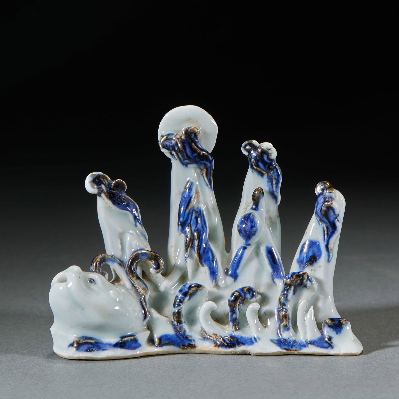 Blue and White Brush Rest: Blue and White Brush Rest: White porcelain blue and white mountain sea bat sun moon patterns carved five peak brush mountain, flat base and bright ancient blue and white hair color; specifications: