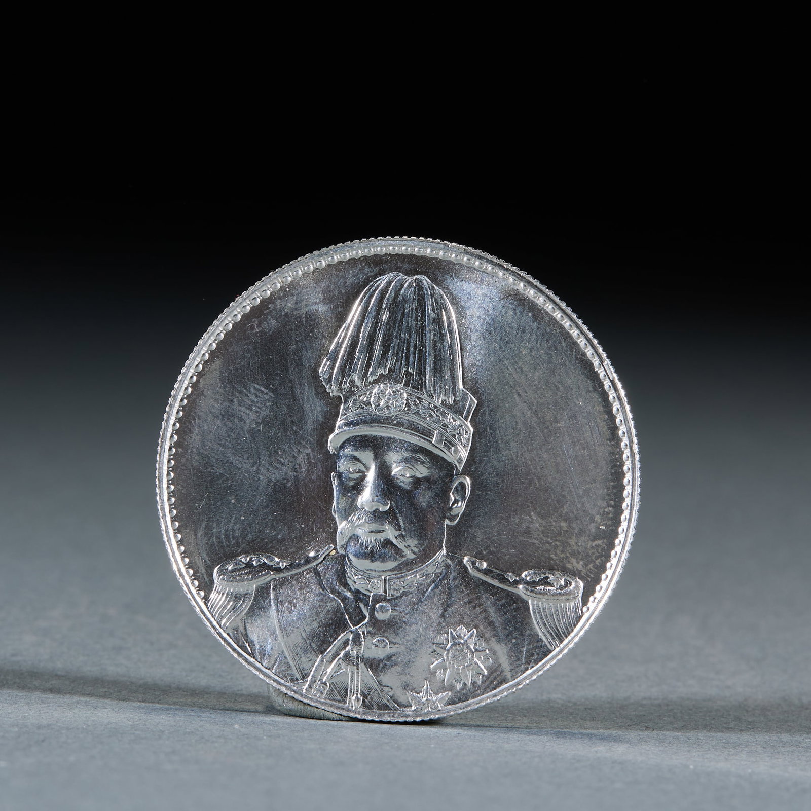 Empire of China Hongning Era Uncirculated Silver Dollar: Empire of China Hongning Era Uncirculated Silver Dollar: Silver coin cast with portrait of Yuan Shikai on obverse and flying dragon pattern on reverse, kept in uncirculated condition. Specifications: