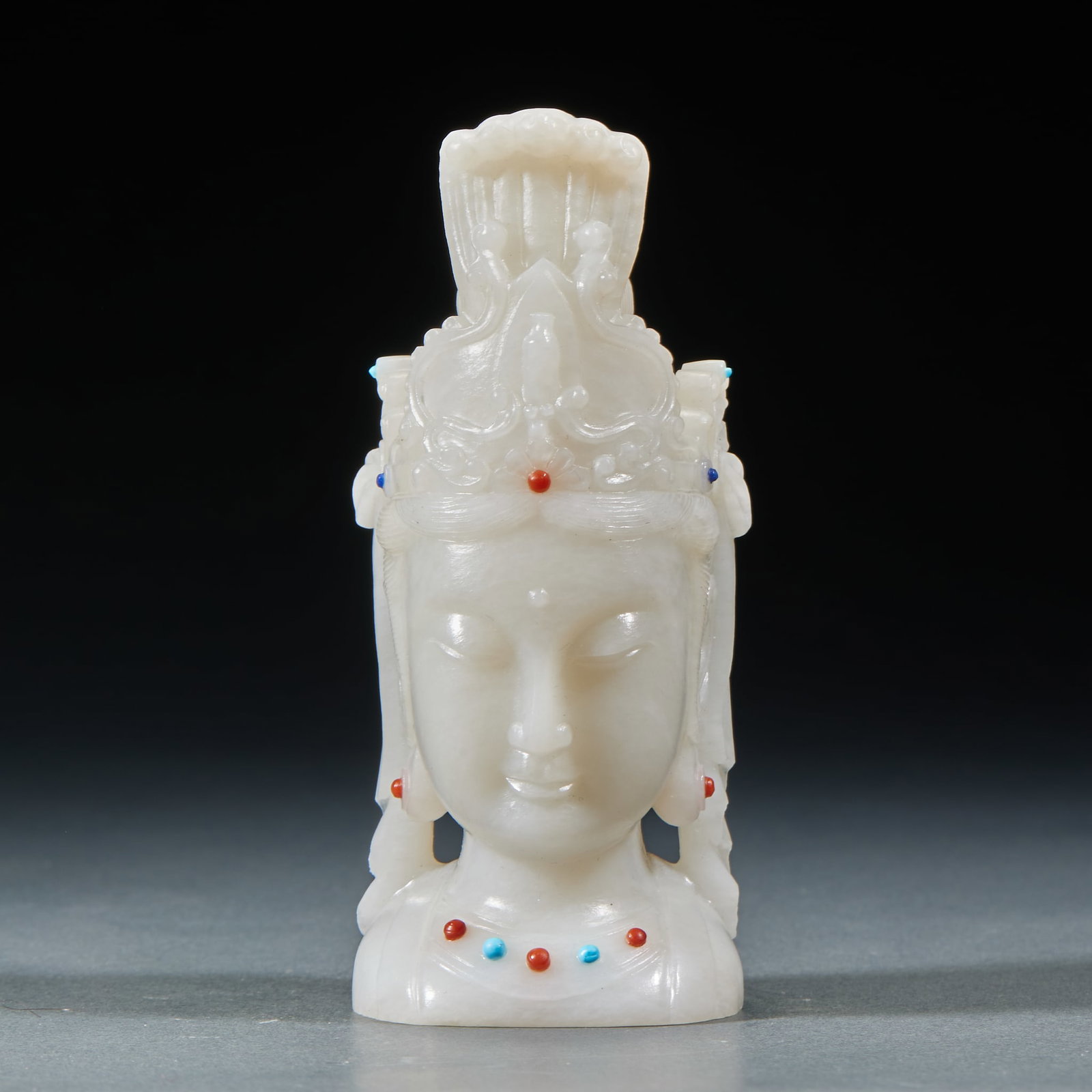 Hetian Jade Guanyin Head: Hetian Jade Guanyin Head: Carved of Hetian jade with colored gem inlay decoration, mild jade texture and exquisite craftsmanship. Specifications: height 11.8cm, length 5.3cm, width 5cm, weight 399g. C
