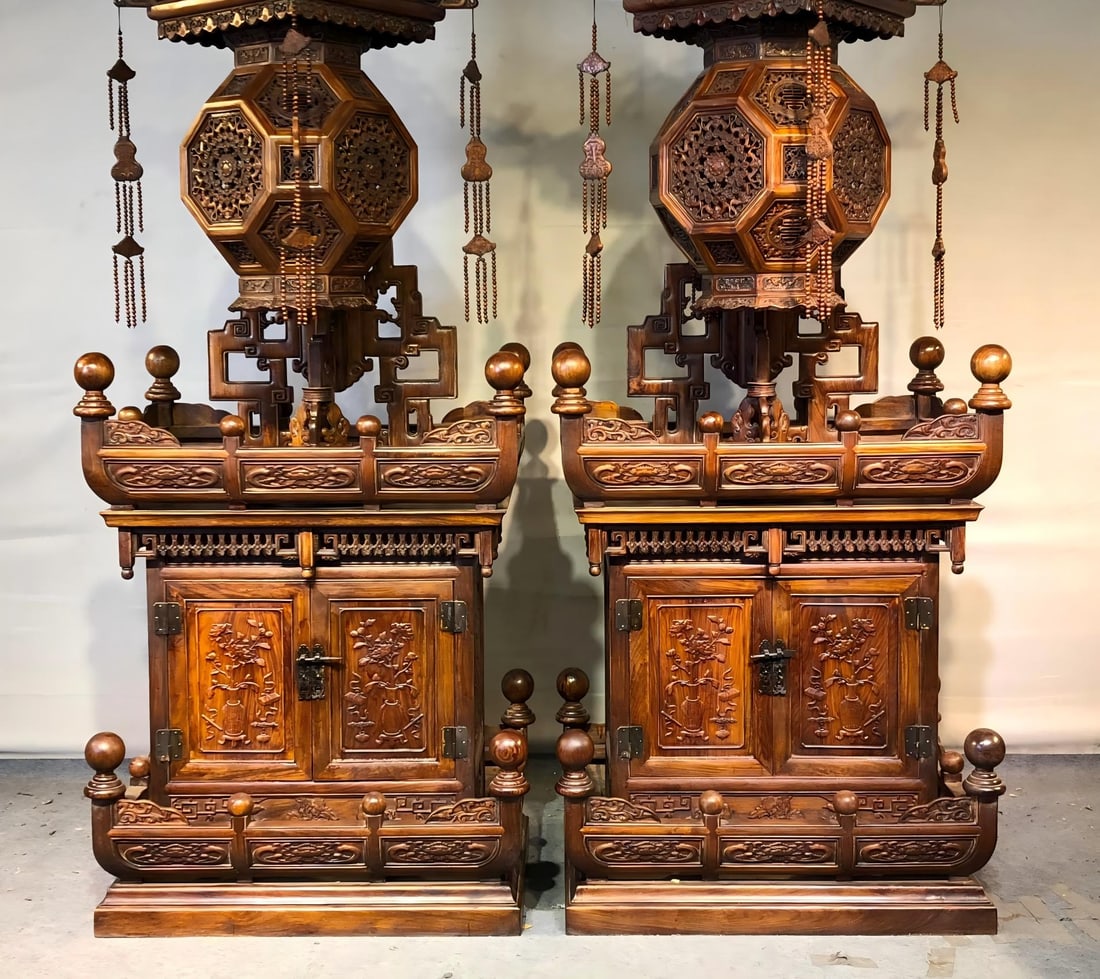Huanghuali Palace Lantern: Huanghuali Palace Lantern: Overall mortise and tenon structure, hollow openwork flower patterns on the frame, relief antique patterns on the cabinet, exquisite carving and grand form. Specifications: