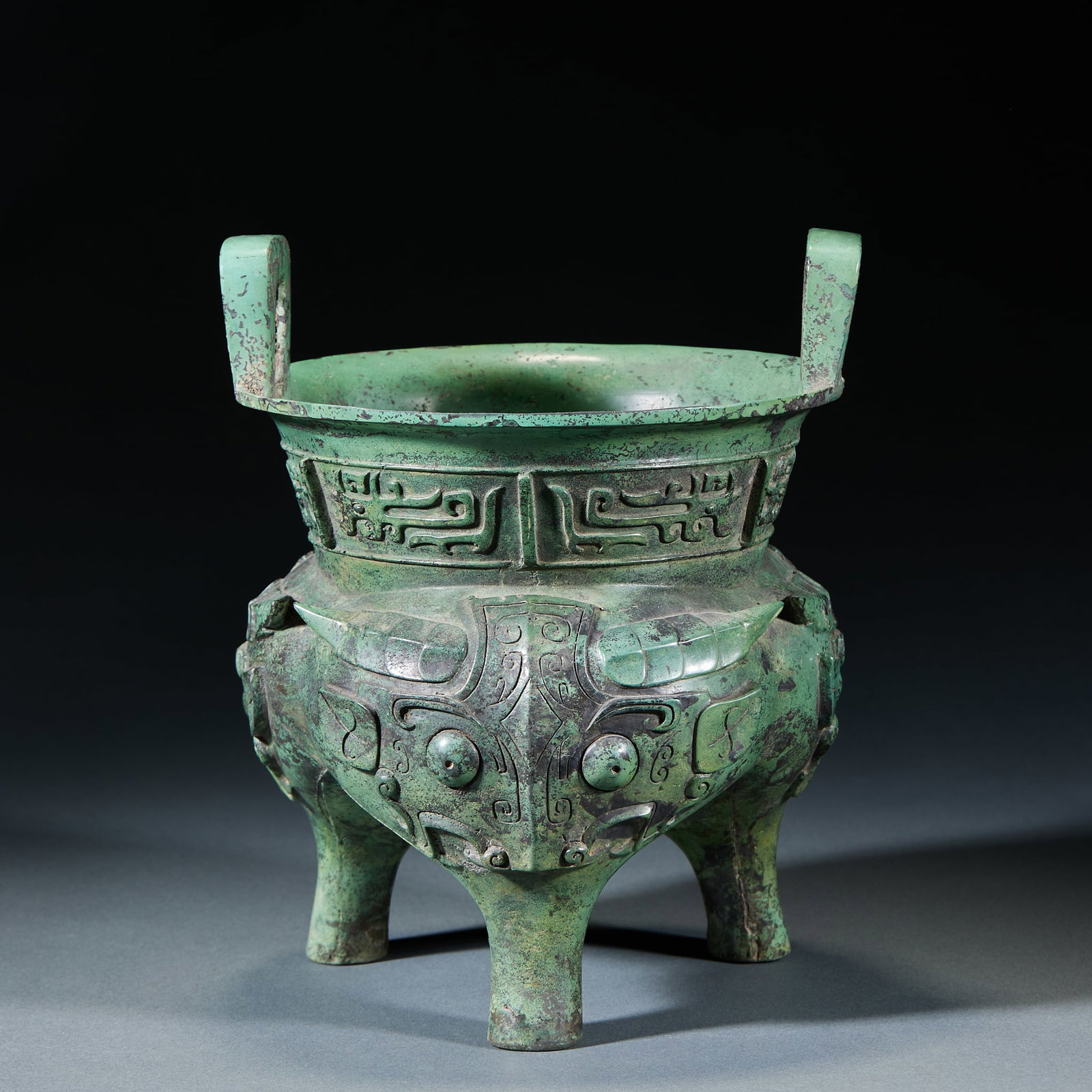 Western Zhou Dynasty Bronze Animal Mask Li Censer: Western Zhou Dynasty Bronze Animal Mask Li Censer: Bronze ritual vessel cast in Western Zhou style, decorated with animal mask and Kui dragon patterns with powerful clear lines, refined casting craft,