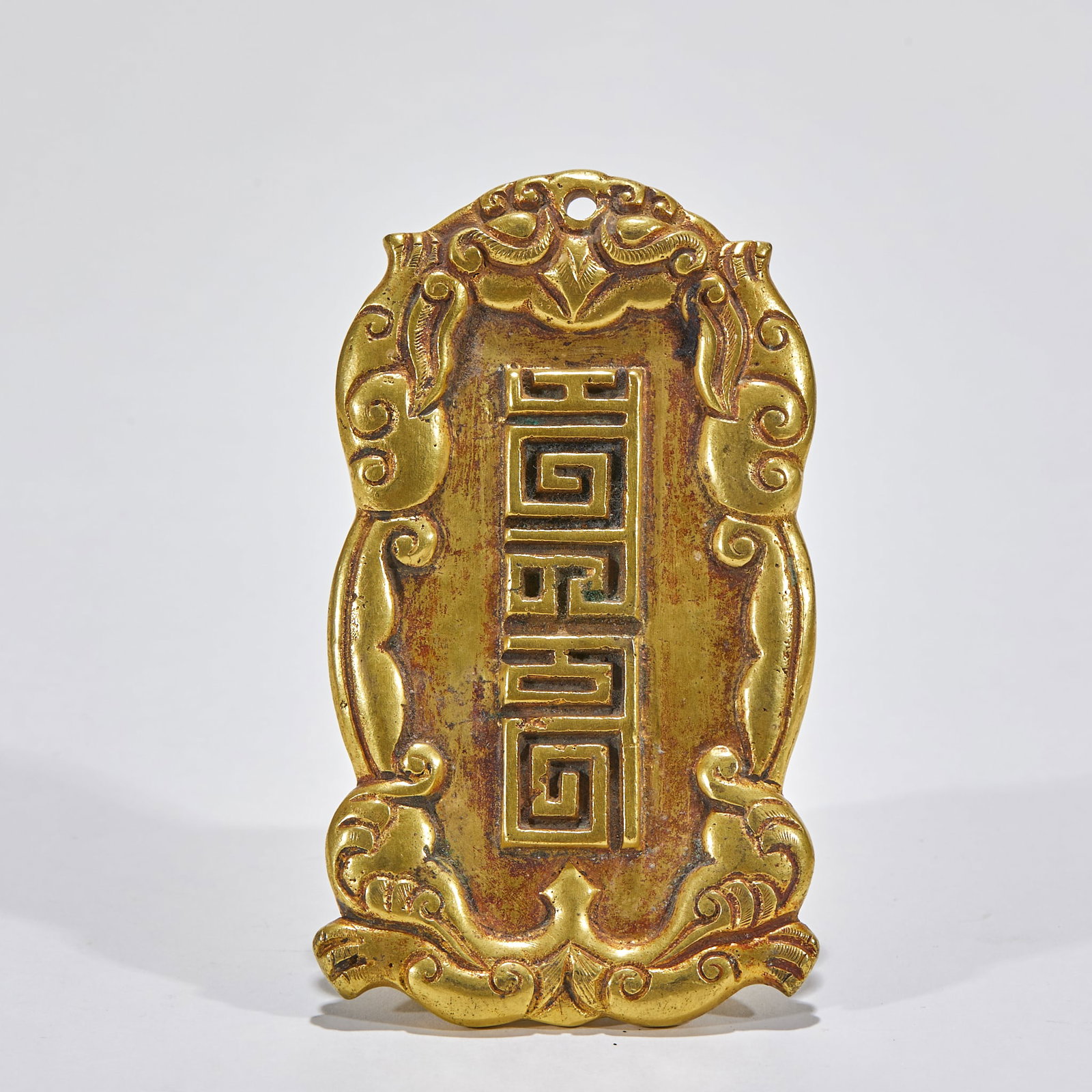 Gilt Bronze Longevity Pattern Waist Plaque: Gilt Bronze Longevity Pattern Waist Plaque: Heavy gilt bronze texture, body chased with neat longevity character patterns and mild aged patina. Specifications: length 11cm, width 6.2cm, weight 224g. C