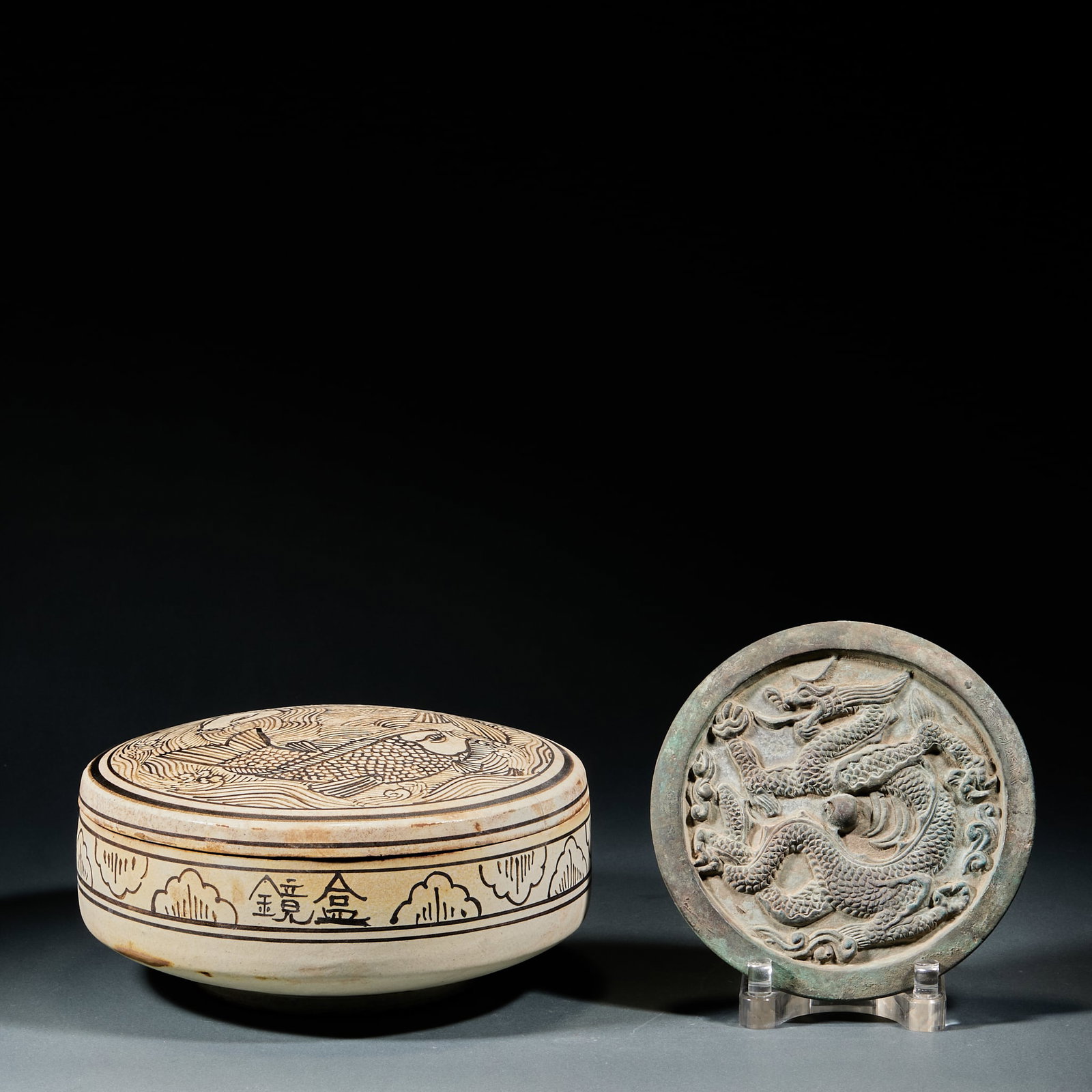 Dragon Pattern Bronze Mirror Box Set: Dragon Pattern Bronze Mirror Box Set: Exquisite bronze casting craft, body relief carved with vivid dragon patterns, fine bronze quality, preserved with original box. Specifications: diameter 17cm. Cu