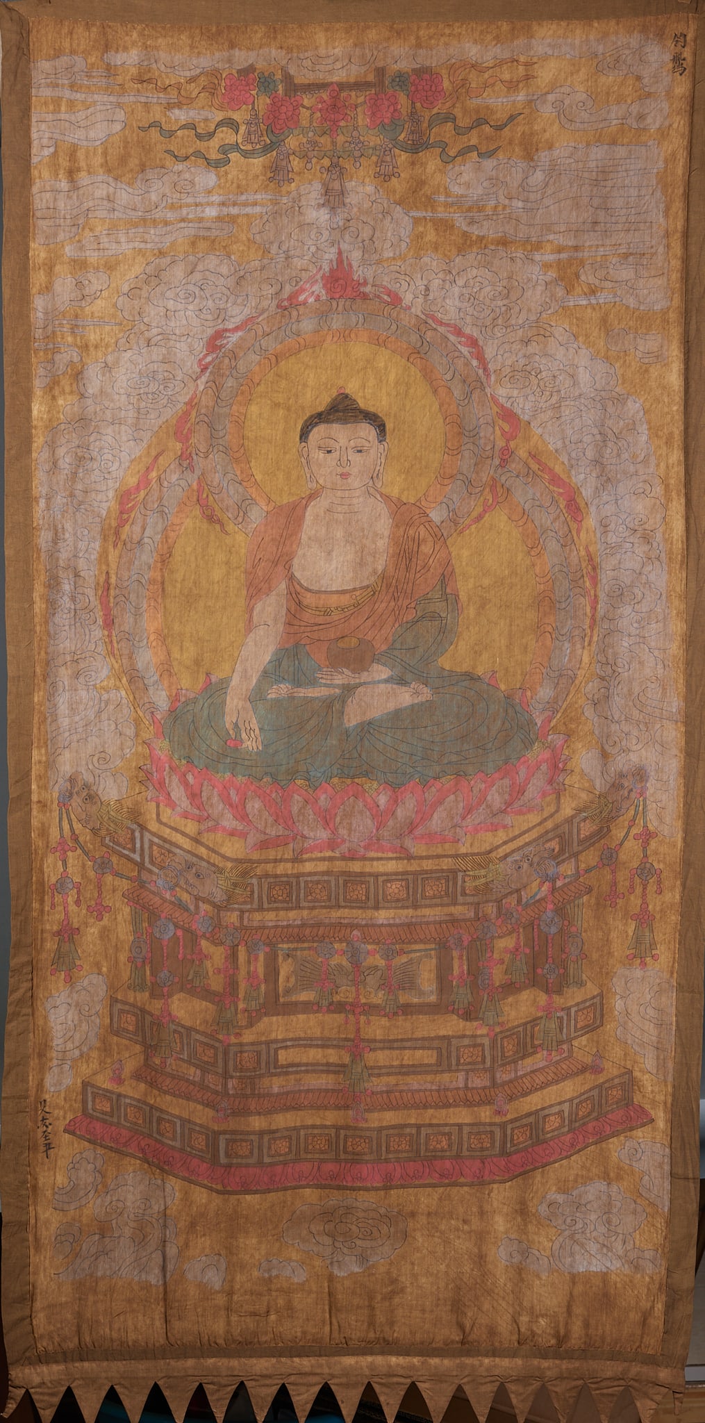 Khitan Script Sakyamuni Banner Painting: Khitan Script Sakyamuni Banner Painting: Centered on a seated Sakyamuni Buddha, with Khitan inscriptions above and along the sides. Muted ancient tones and fluid brush lines. Length 178cm, width 90cm.