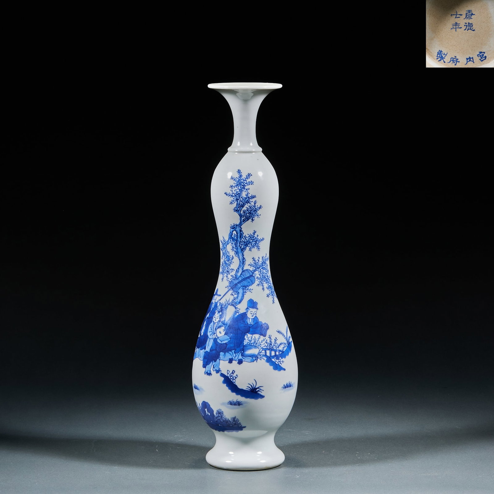 Seventh Year of Kangde Manchuria Foundation Commemoration Guanyin Vase: Kant Seventh Year Manchurian Founding Commemoration Guanyin Vase: Porcelain crafted in classic Guanyin vase form, painted with underglaze blue figure narrative scenes, base marked “Kant Seventh Year