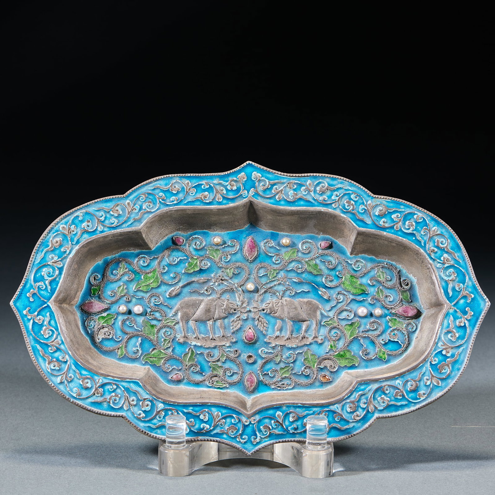 Qing Dynasty Pure Silver Enamel Inlaid Gem Begonia Style Plate: Qing Pure Silver Enamel Inlaid Begonia-Style Plate: Pure silver with vivid cloisonne enamel tones and gem embellishments, elegant begonia shape and full decorative patterns. Length 25cm, width 16cm, h